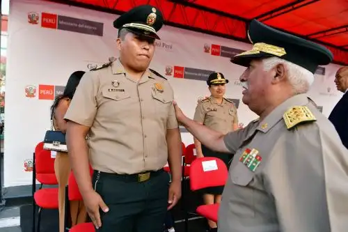 El Gobierno otorgó hoy el ascenso excepcional por causal de acción distinguida al suboficial de segunda de la Policía Nacional del Perú (PNP), Deivis Quispe Cruz, en reconocimiento a su valiente y decidida intervención contra una banda criminal, el pasado 3 de abril, en Madre de Dios.