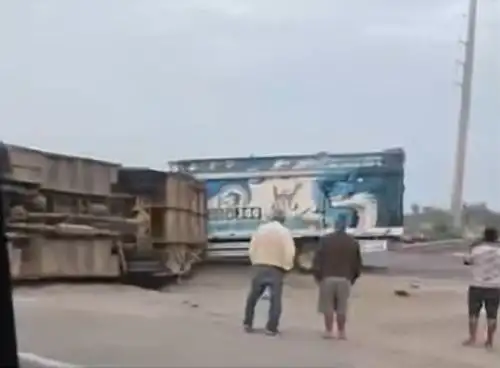 Una persona fallecida y al menos 15 heridas dejó el choque entre un bus turístico y un camión ocurrido en la mañana de hoy martes 7 de abril en el km 227 de la carretera Panamericana Sur, a la altura de la provincia de Pisco, en Ica.