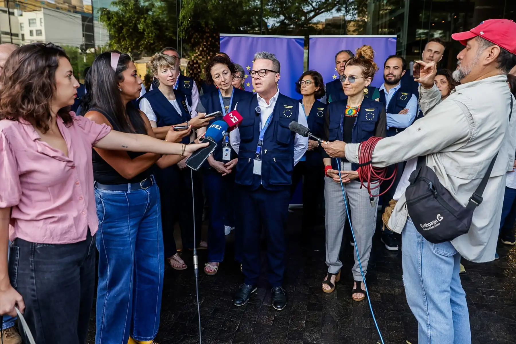 La Misión de Observación Electoral de la Unión Europea en el Perú presentó el despliegue de sus observadores de corto plazo en un evento realizado en el hotel Hyatt Centric de San Isidro, actividad liderada por Alexander Gray, jefe adjunto de la misión. Durante la jornada se brindaron detalles sobre el trabajo de monitoreo que realizarán en el proceso electoral, en el marco de las acciones destinadas a garantizar la transparencia y el adecuado desarrollo de los comicios. Fotos: ANDINA/Luis Iparraguirre.