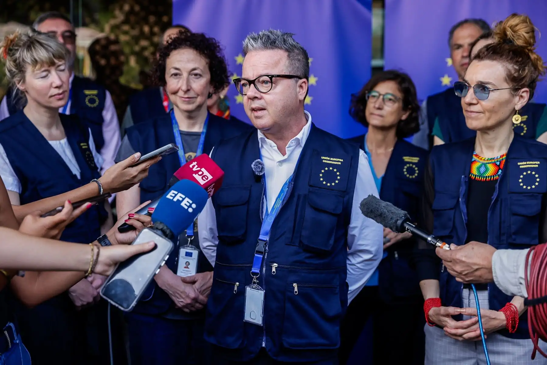 La Misión de Observación Electoral de la Unión Europea en el Perú presentó el despliegue de sus observadores de corto plazo en un evento realizado en el hotel Hyatt Centric de San Isidro, actividad liderada por Alexander Gray, jefe adjunto de la misión. Durante la jornada se brindaron detalles sobre el trabajo de monitoreo que realizarán en el proceso electoral, en el marco de las acciones destinadas a garantizar la transparencia y el adecuado desarrollo de los comicios. Fotos: ANDINA/Luis Iparraguirre.