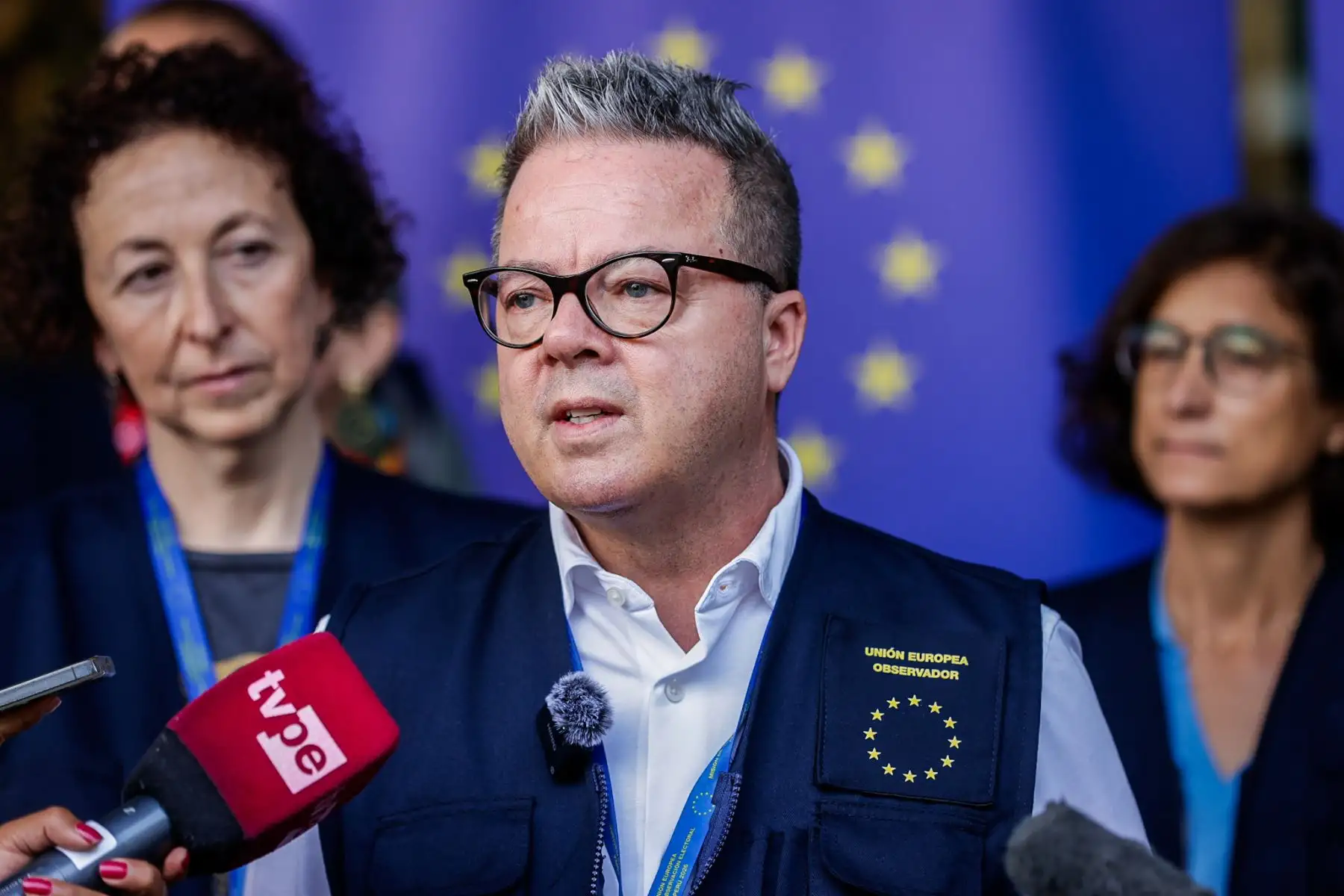 La Misión de Observación Electoral de la Unión Europea en el Perú presentó el despliegue de sus observadores de corto plazo en un evento realizado en el hotel Hyatt Centric de San Isidro, actividad liderada por Alexander Gray, jefe adjunto de la misión. Durante la jornada se brindaron detalles sobre el trabajo de monitoreo que realizarán en el proceso electoral, en el marco de las acciones destinadas a garantizar la transparencia y el adecuado desarrollo de los comicios. Fotos: ANDINA/Luis Iparraguirre.