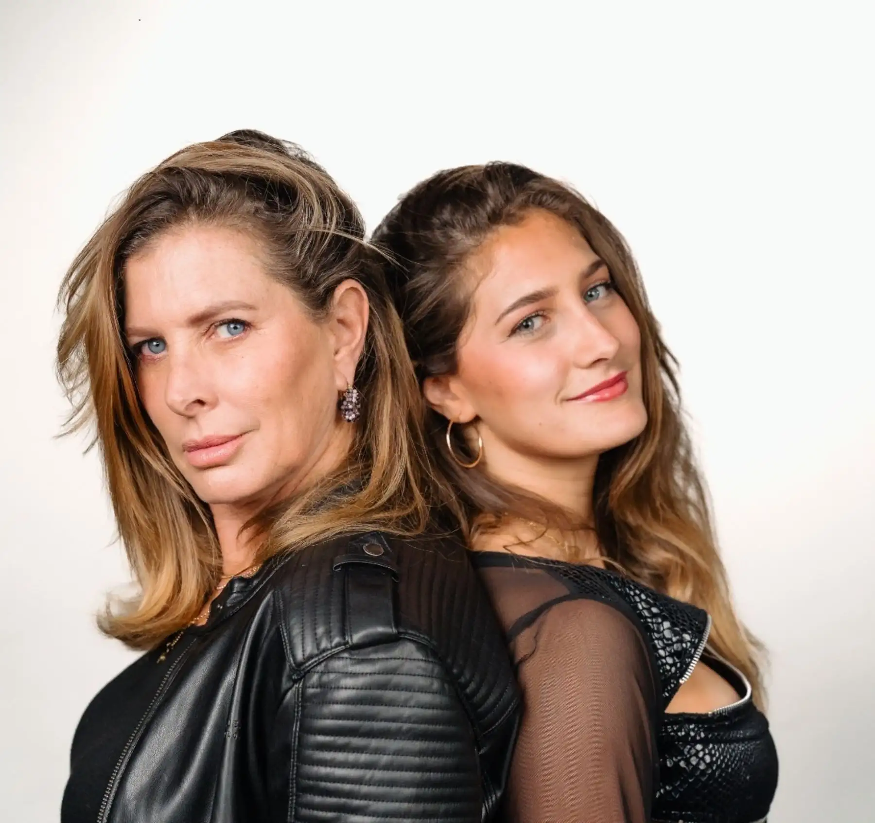 Leslie Stewart se une a su hija en 