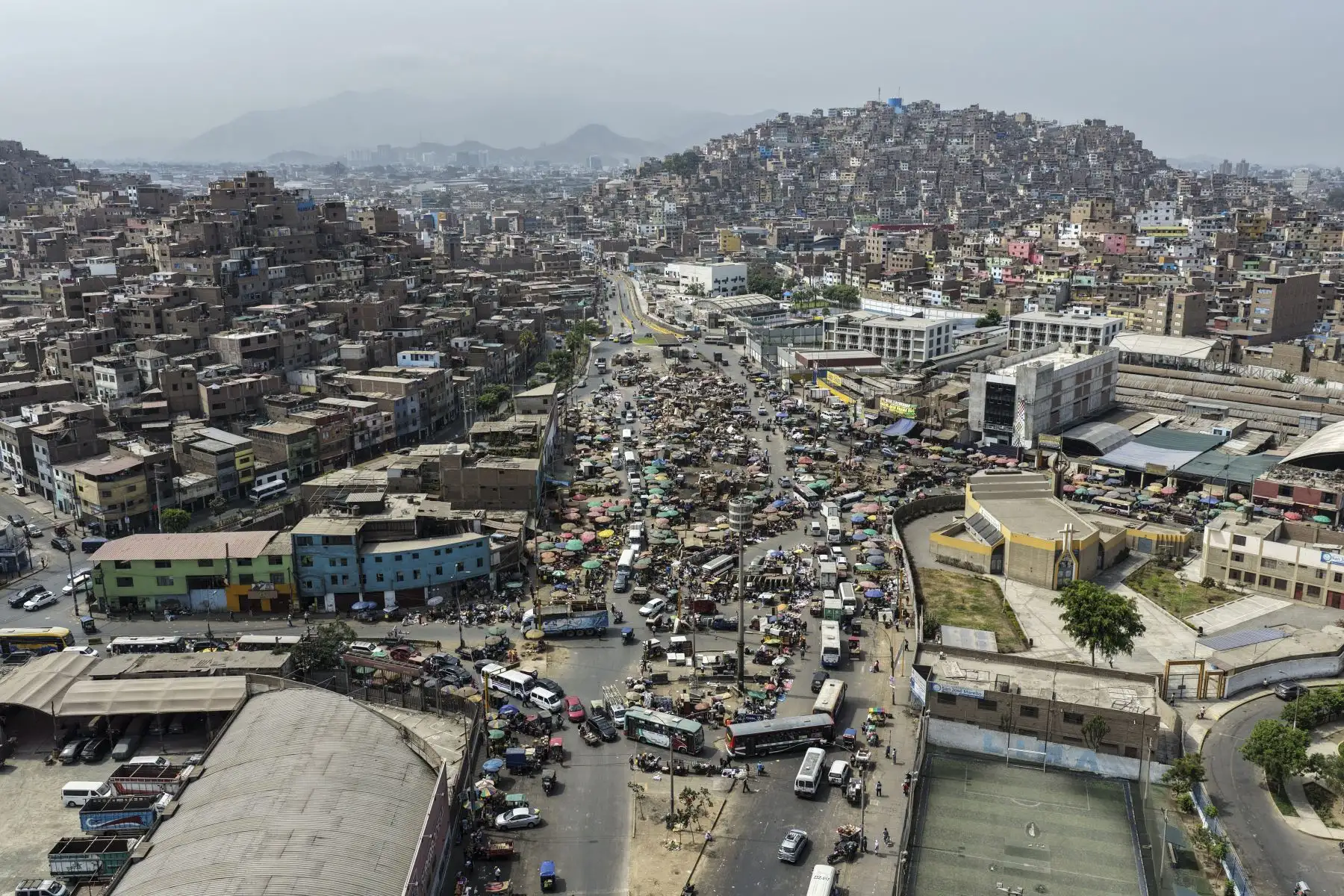 Una gran acumulación de basura y otros residuos se registra en el cruce de las avenidas Nicolás Ayllón y 28 de Julio, generando preocupación entre vecinos y transeúntes. Los desechos afectan la imagen urbana y representan un riesgo para la salud, por lo que ciudadanos piden a las autoridades una pronta intervención. Foto: ANDINA/Jhonel Rodríguez Robles