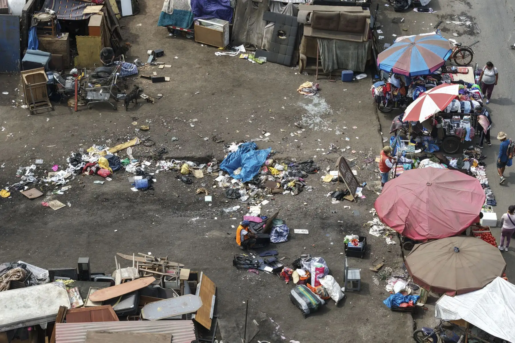 En horas de mayor calor, los residuos en descomposición intensifican los olores, generando incomodidad en quienes viven o trabajan en el área. Foto: ANDINA/Jhonel Rodríguez Robles