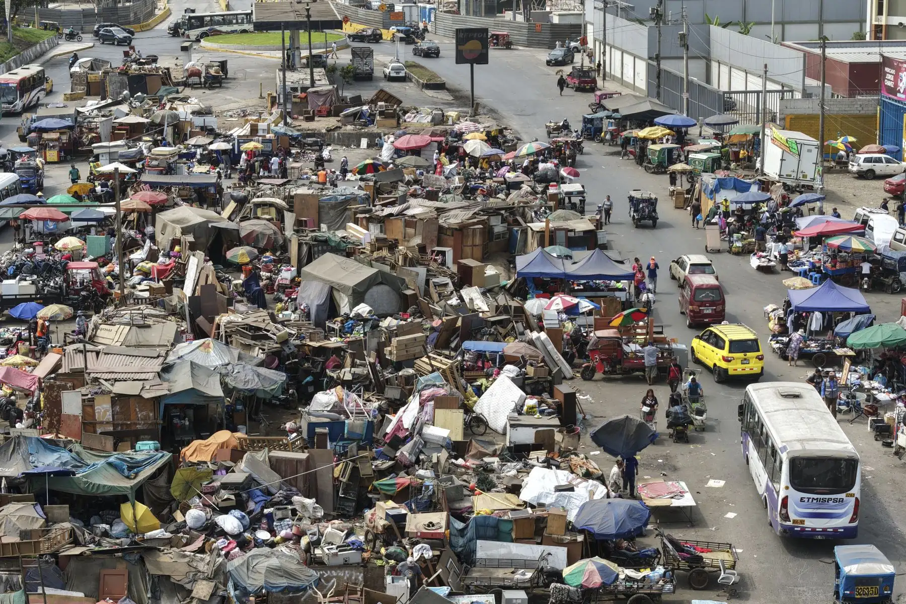 La acumulación de desechos también dificulta el paso de peatones, quienes deben esquivar la basura para continuar su recorrido. Foto: ANDINA/Jhonel Rodríguez Robles