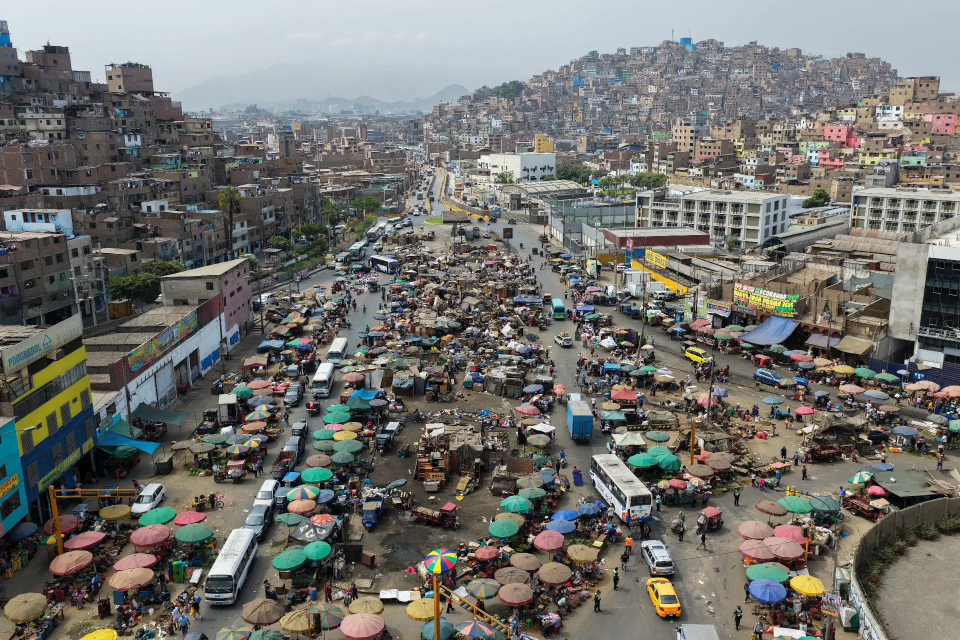 Gran acumulación de basura y residuos se registra en el cruce de las avenidas Nicolás Ayllón y 28 de Julio