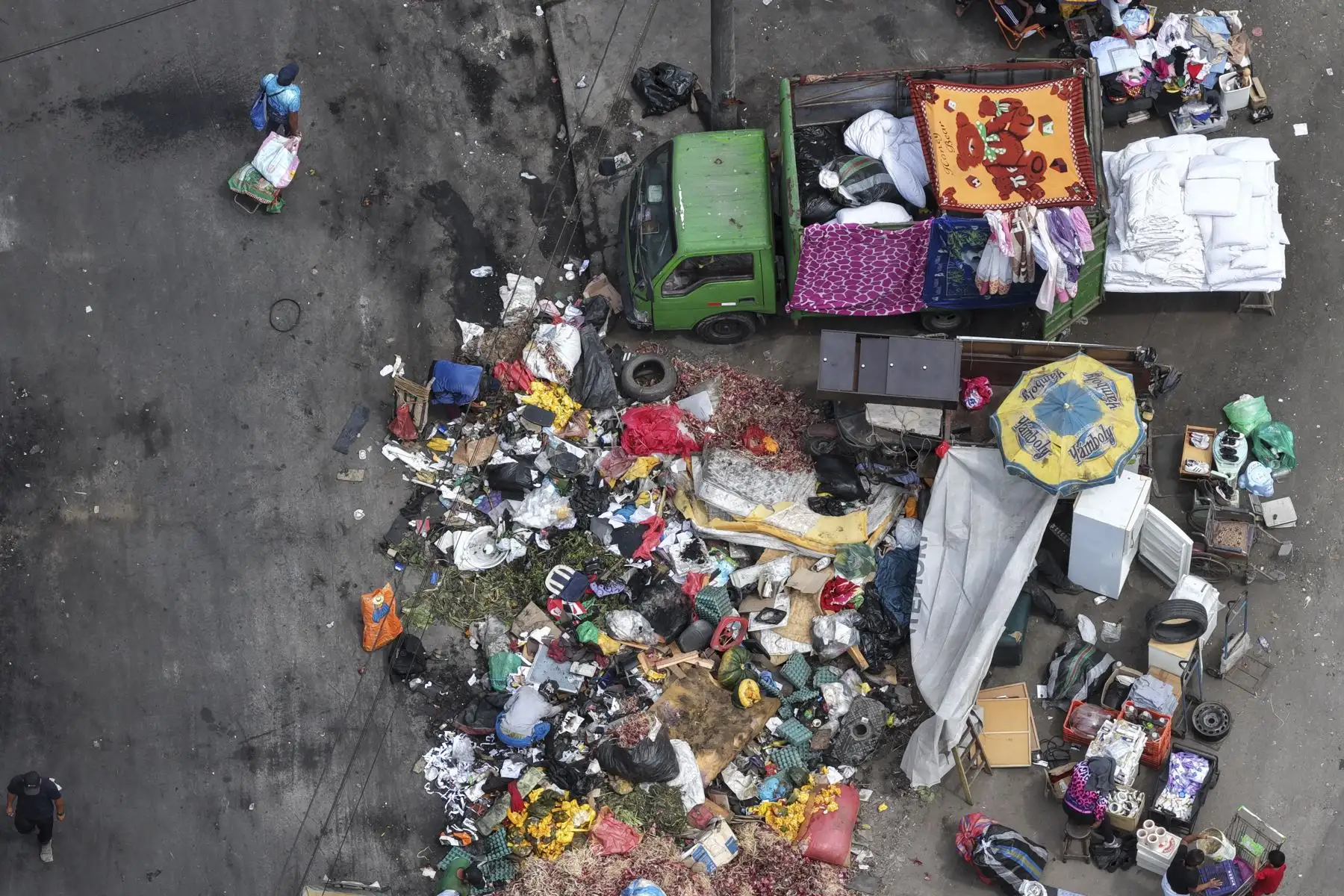 Una gran acumulación de basura se registra en el cruce de las avenidas Nicolás Ayllón y 28 de Julio, generando preocupación entre vecinos y transeúntes que circulan por la zona. Foto: ANDINA/Jhonel Rodríguez Robles