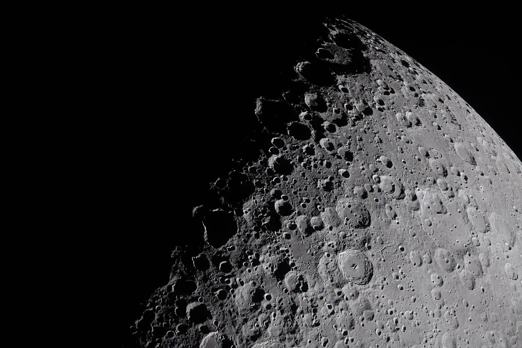 Durante el paso por la cara oculta, los cuatro astronautas de Artemis II observaron regiones poco conocidas de la superficie lunar, incluidos cráteres poco documentados y posibles impactos de meteoritos. Foto: NASA
