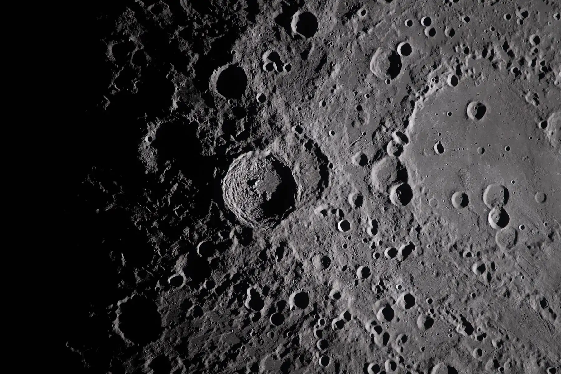 Durante el paso por la cara oculta, los cuatro astronautas de Artemis II observaron regiones poco conocidas de la superficie lunar, incluidos cráteres poco documentados y posibles impactos de meteoritos. Foto: NASA