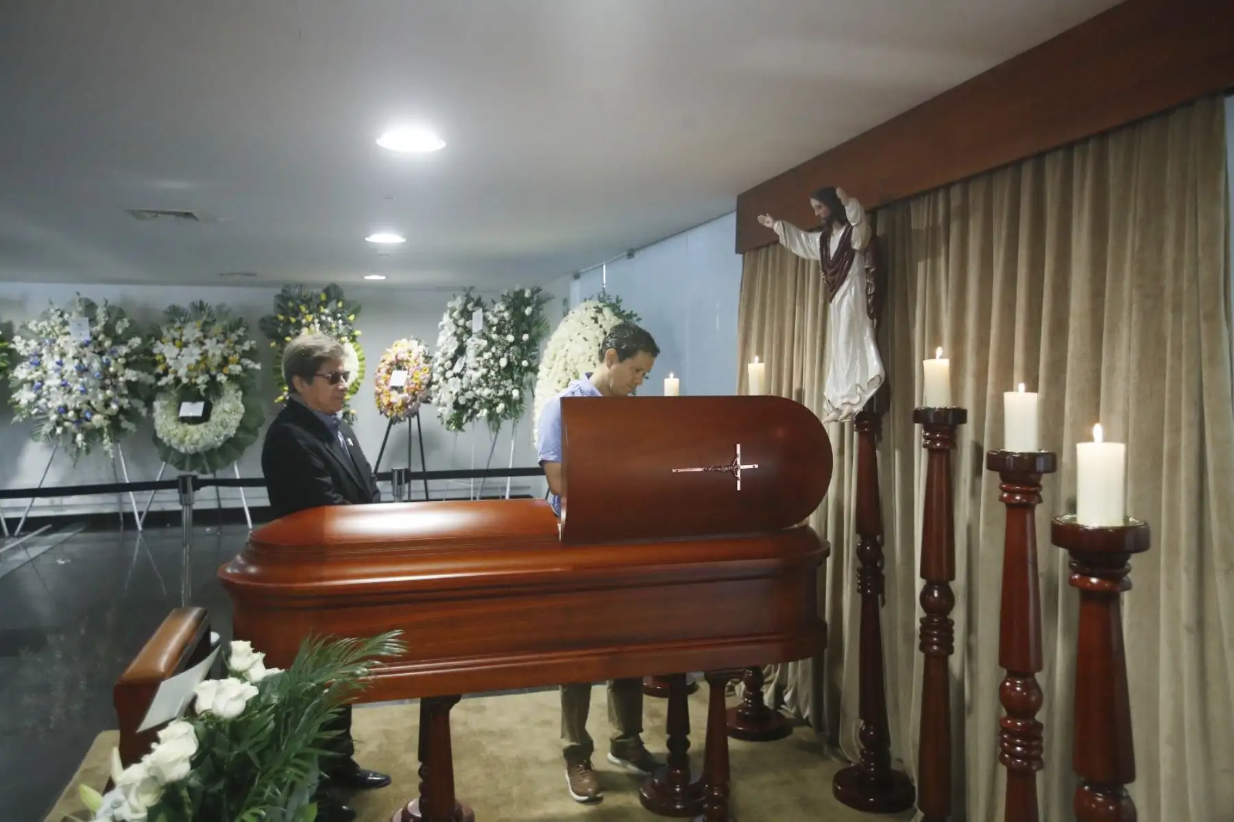 Restos del periodista, profesor universitario y escritor José María Salcedo son velados en la sede del Ministerio de Cultura.
Foto: ANDINA/Eddy Ramos