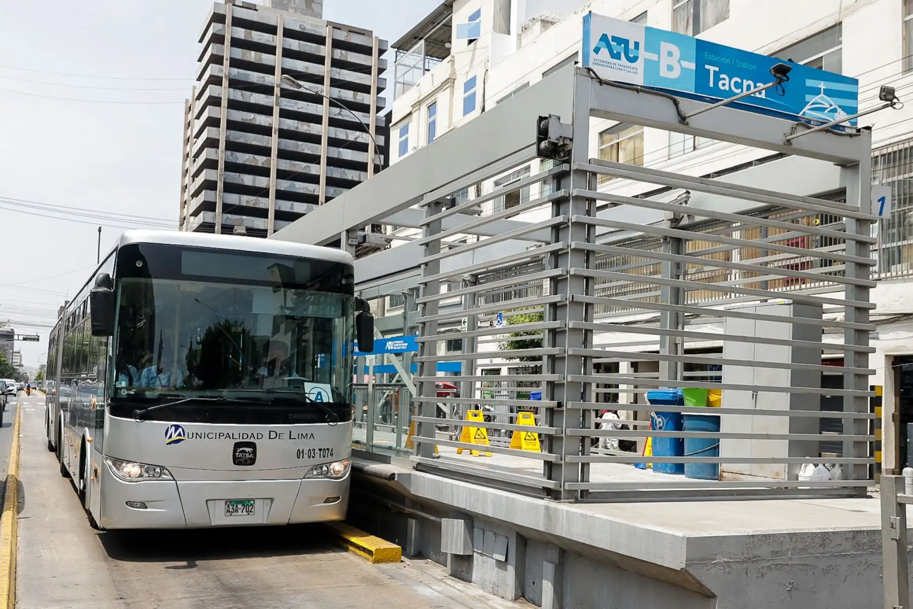 El servicio del Metropolitano operará desde tempranas horas para facilitar el traslado de los ciudadanos a sus locales de votación durante la jornada electoral. Fotos: ANDINA/Luis Iparraguirre.