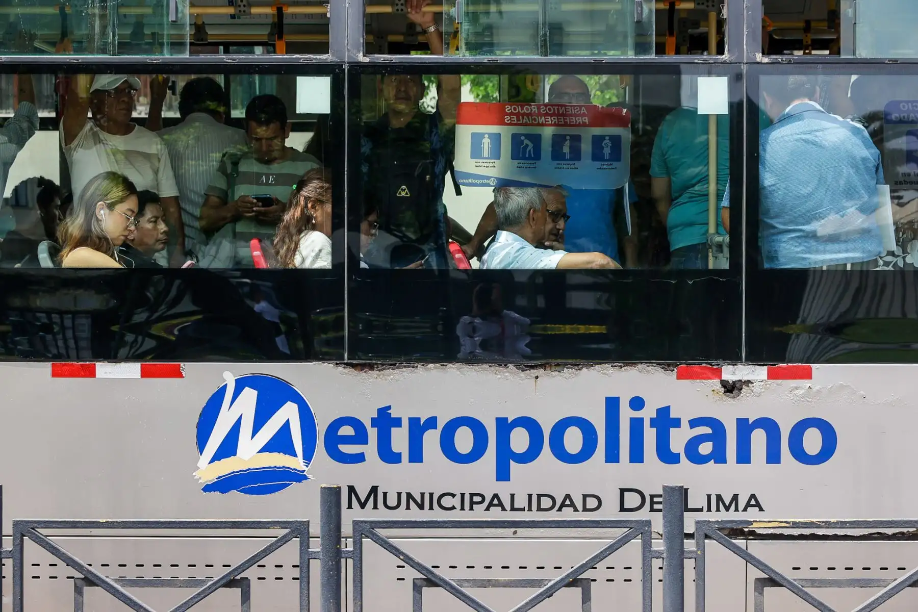 Buses del sistema de transporte público operarán de manera continua durante la jornada electoral para asegurar el desplazamiento de la ciudadanía. Fotos: ANDINA/Luis Iparraguirre.
