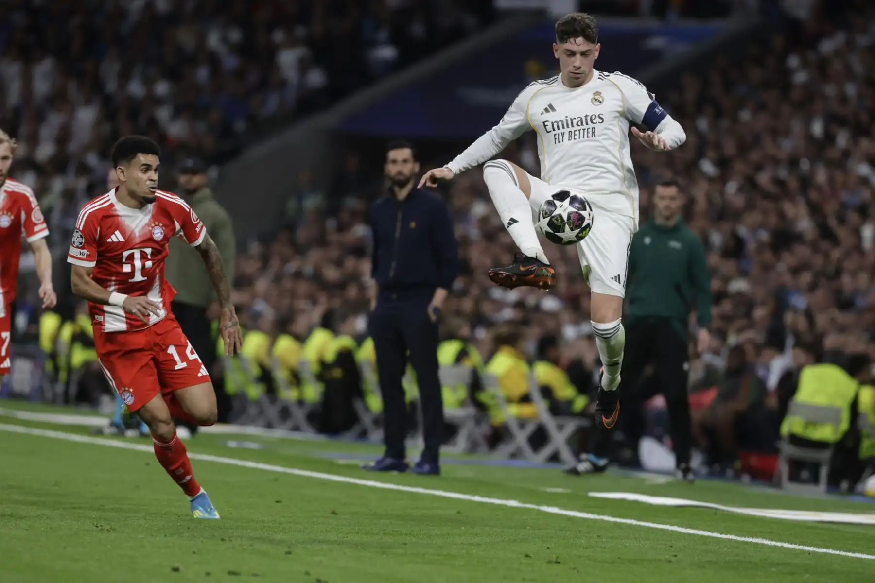 El centrocampista del Real Madrid Fede Valverde  juega un balón ante Luis Díaz, del Bayern, durante el partido de ida de los cuartos de final de la Liga de Campeones que Real Madrid y Bayern Munich. Foto: EFE