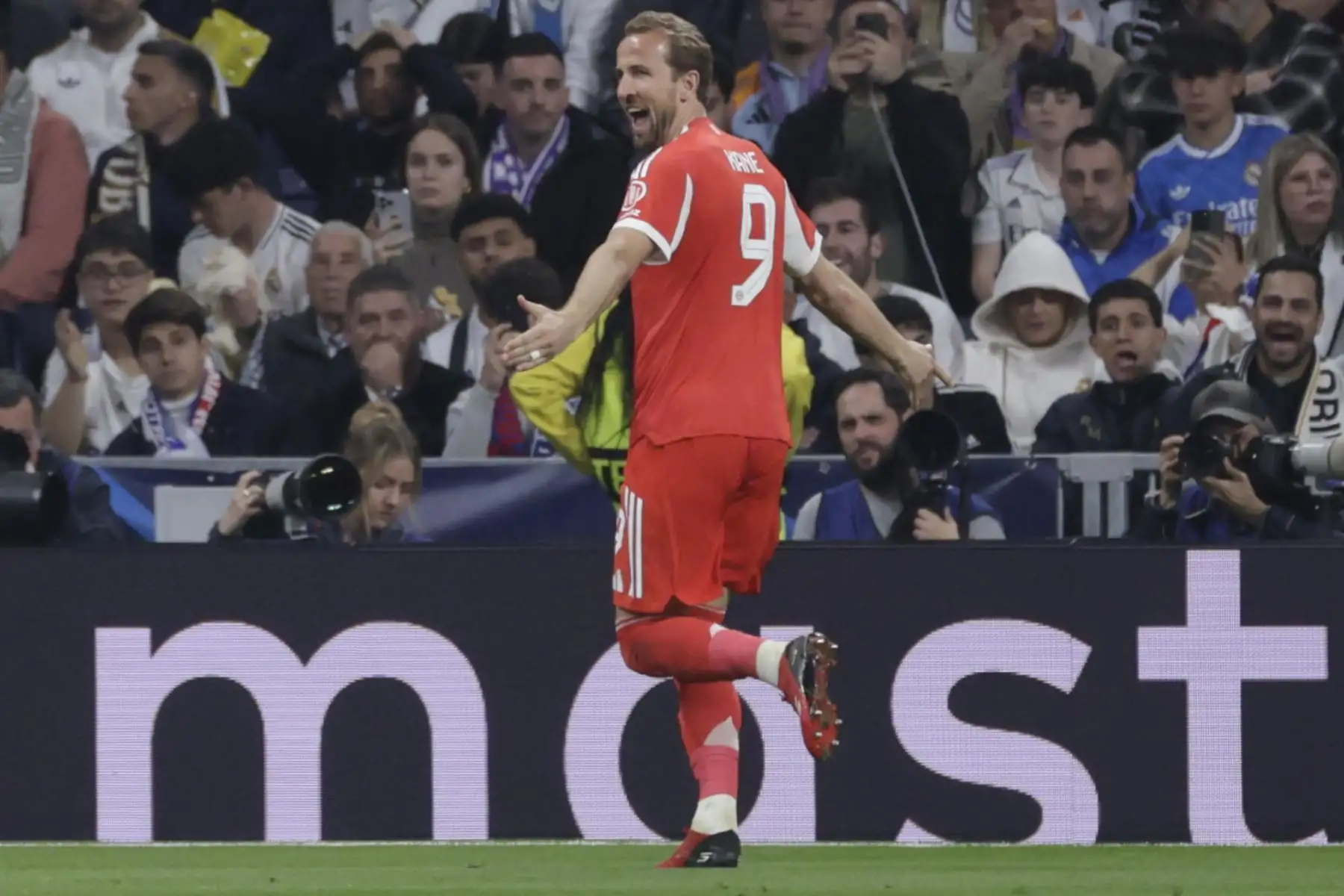 El delantero inglés del Bayern Munich, Harry Kane, celebra el segundo gol del equipo alemán durante el encuentro correspondiente a la ida de los cuartos de final de la Liga de Campeones que disputan este martes Real Madrid y Bayern Munich . AFP