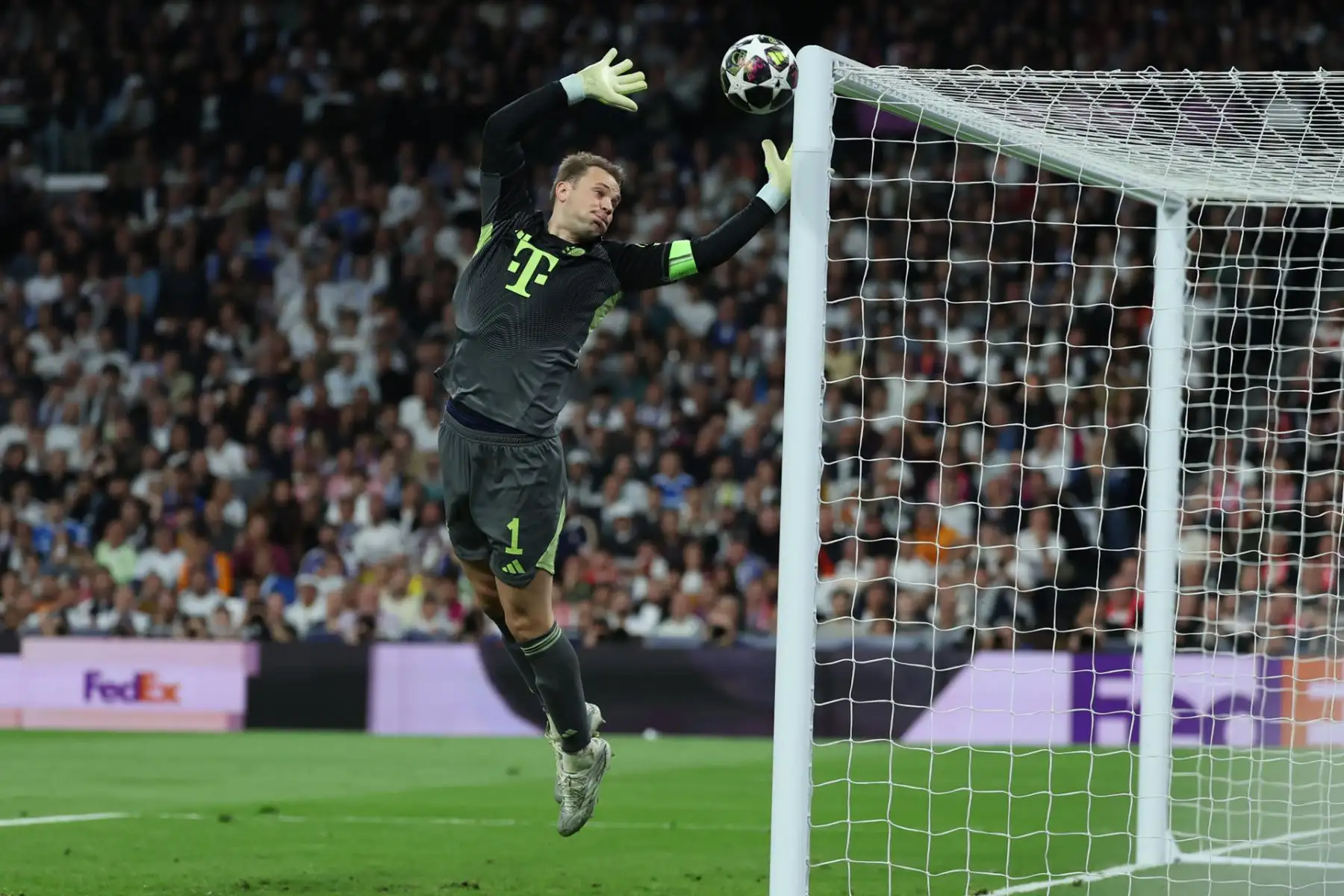 El guardameta del Bayern Munich, Manuel Neuer, durante el encuentro correspondiente a la ida de los cuartos de final de la Liga de Campeones que disputan este martes Real Madrid y Bayern Munich. EFE