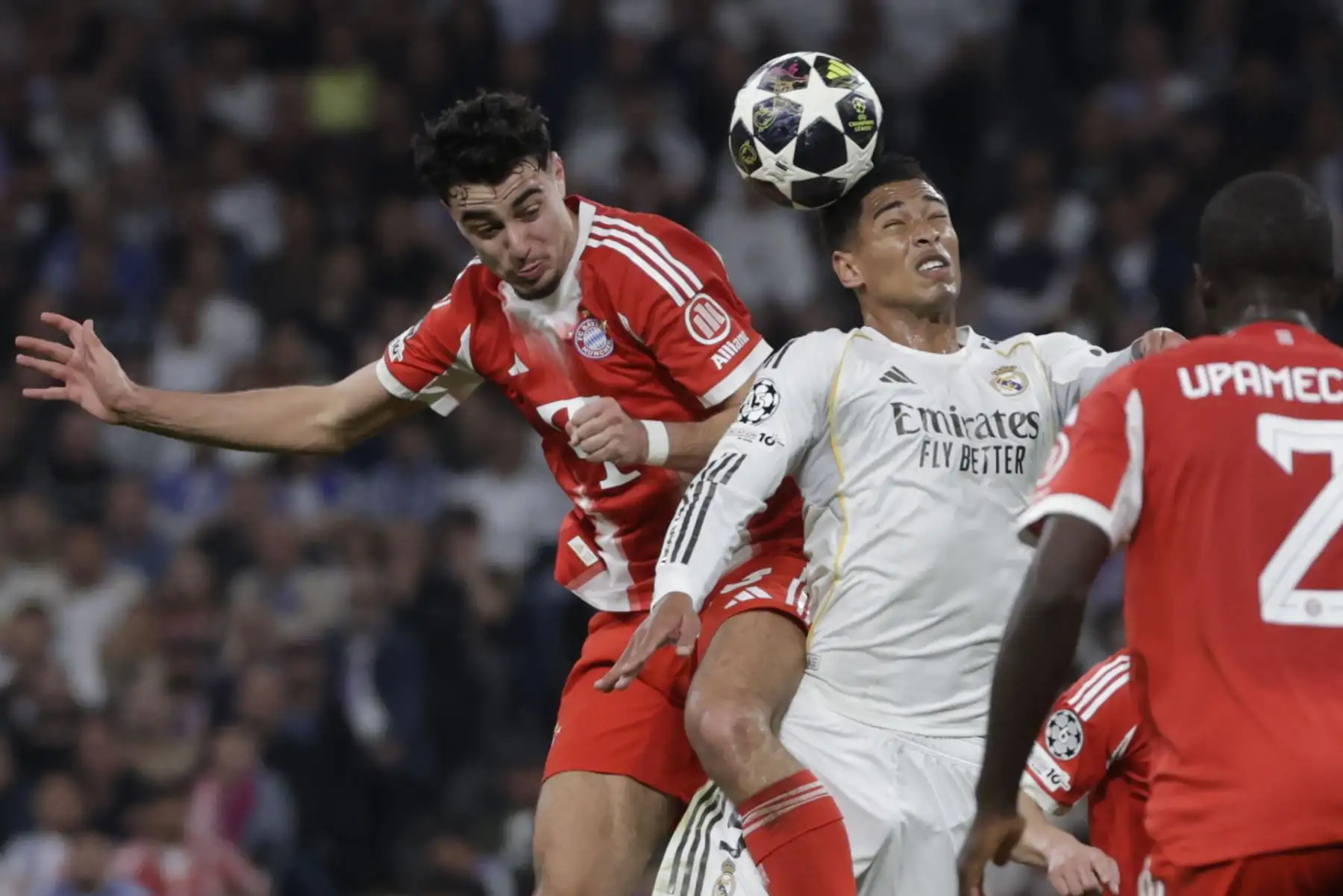 El centrocampista inglés del Real Madrid, Jude Bellingham  disputa el balón ante el centrocampista del Bayern Munich, Aleksandar Pavlovic, durante el encuentro correspondiente a la ida de los cuartos de final de la Liga de Campeones que disputan este martes Real Madrid y Bayern Munich. EFE