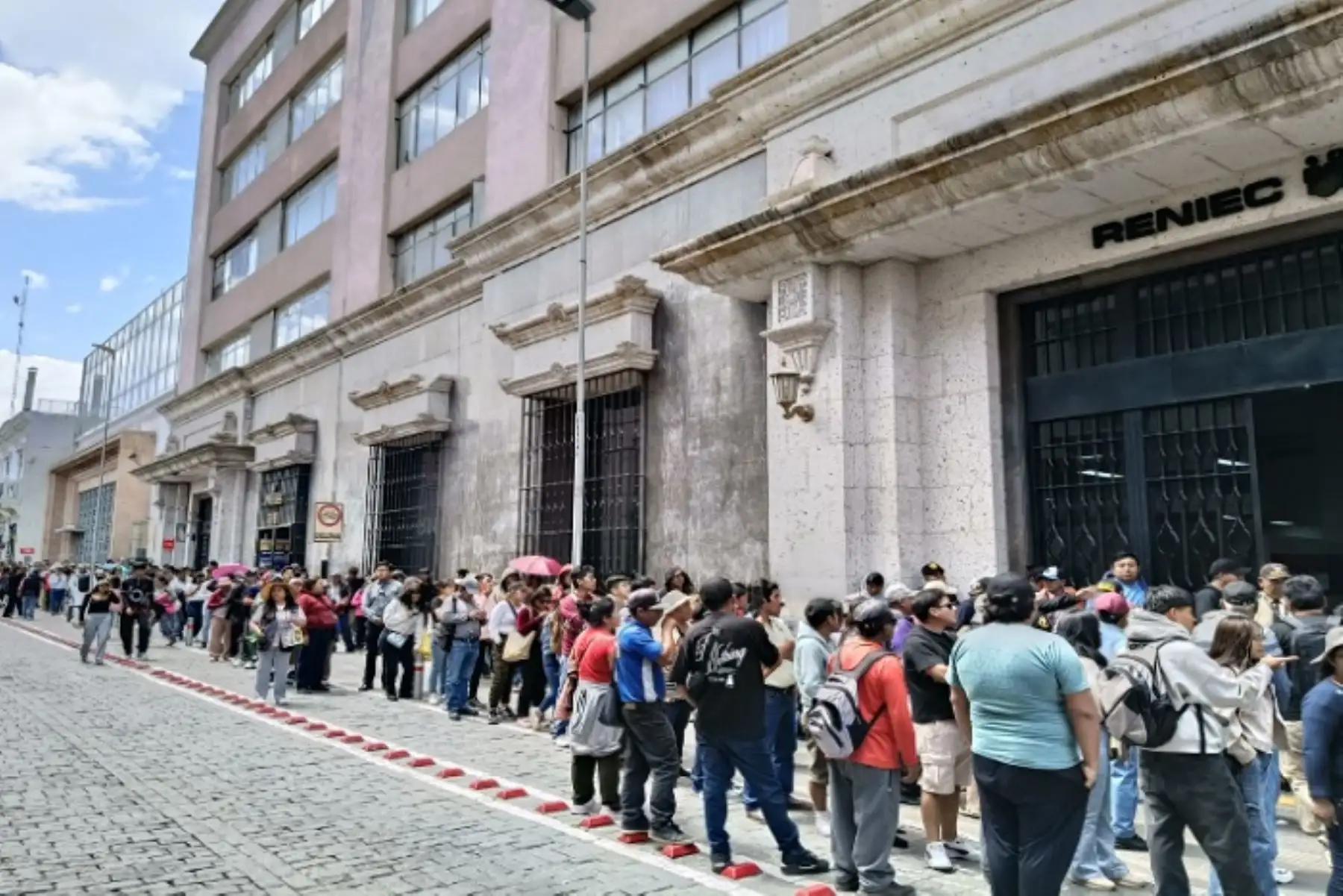 Hay largas colas para recoger DNI en el Reniec Arequipa a pocos días de elecciones