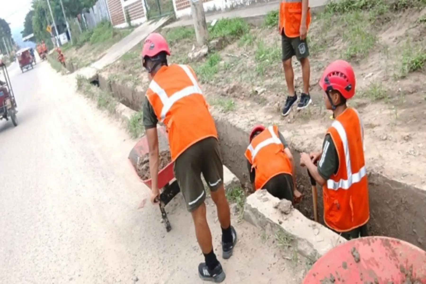 Ejército rehabilita vías dañadas por fuertes lluvias en San Martín y Arequipa