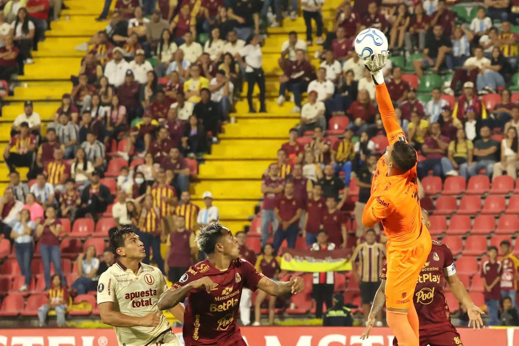 Neto Volpi  de Tolima controla el balón este martes, en un partido de la Copa Libertadores entre Tolima y Universitario. EFE
