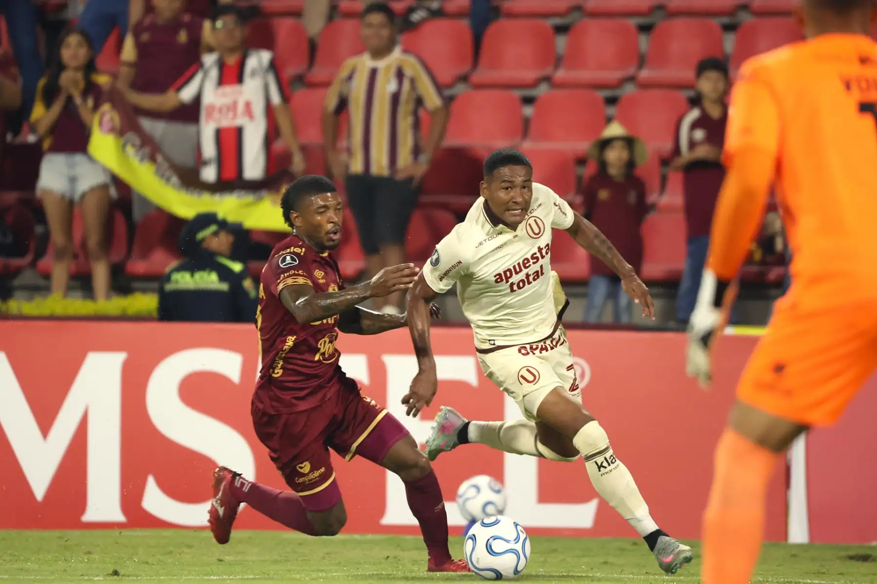 Jherson Mosquera  de Tolima disputa el balón con José Carabalí de Universitario este martes, en un partido de la Copa Libertadores entre Tolima y Universitario. EFE