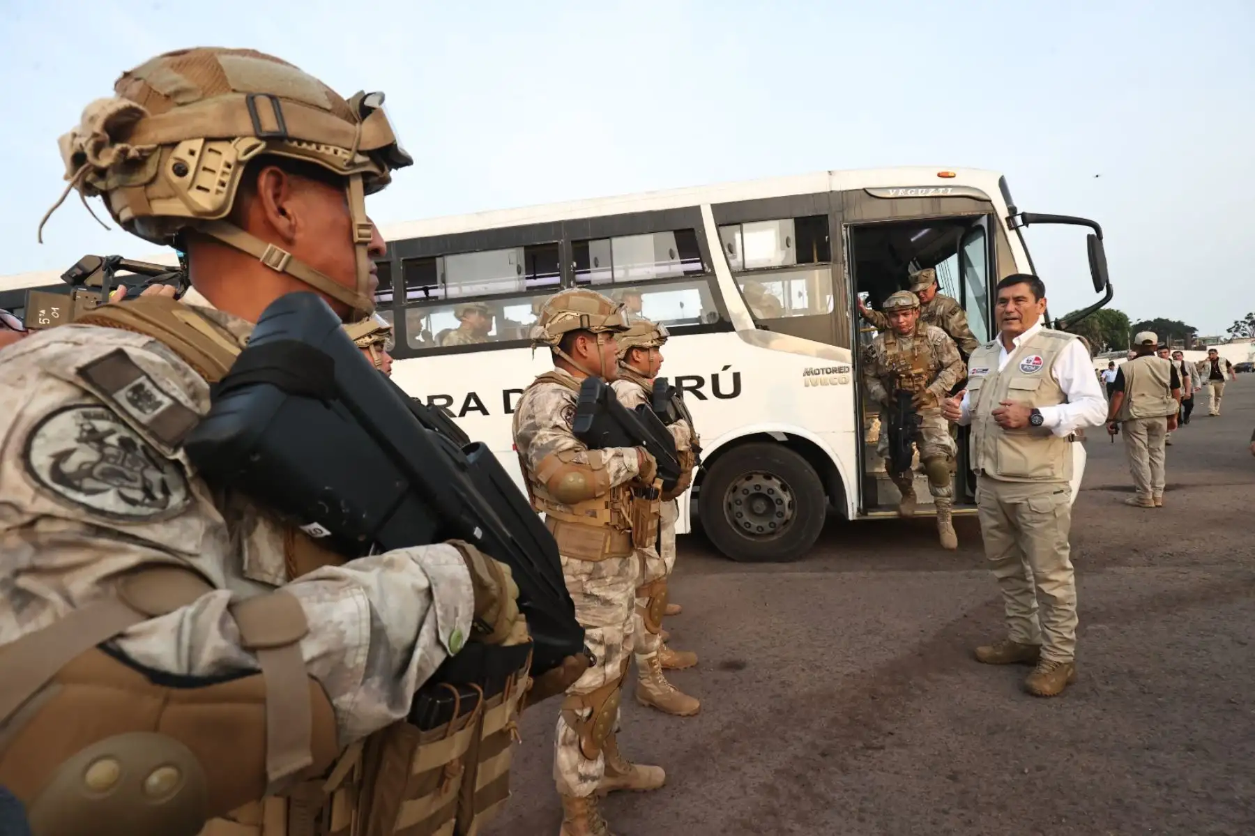 El presidente del Consejo de Ministros, Luis Enrique Arroyo, sostuvo que las Fuerzas Armadas garantizarán el libre ejercicio del derecho de los ciudadanos al voto este domingo 12 de abril. Foto: ANDINA/ Juan Carlos Guzmán