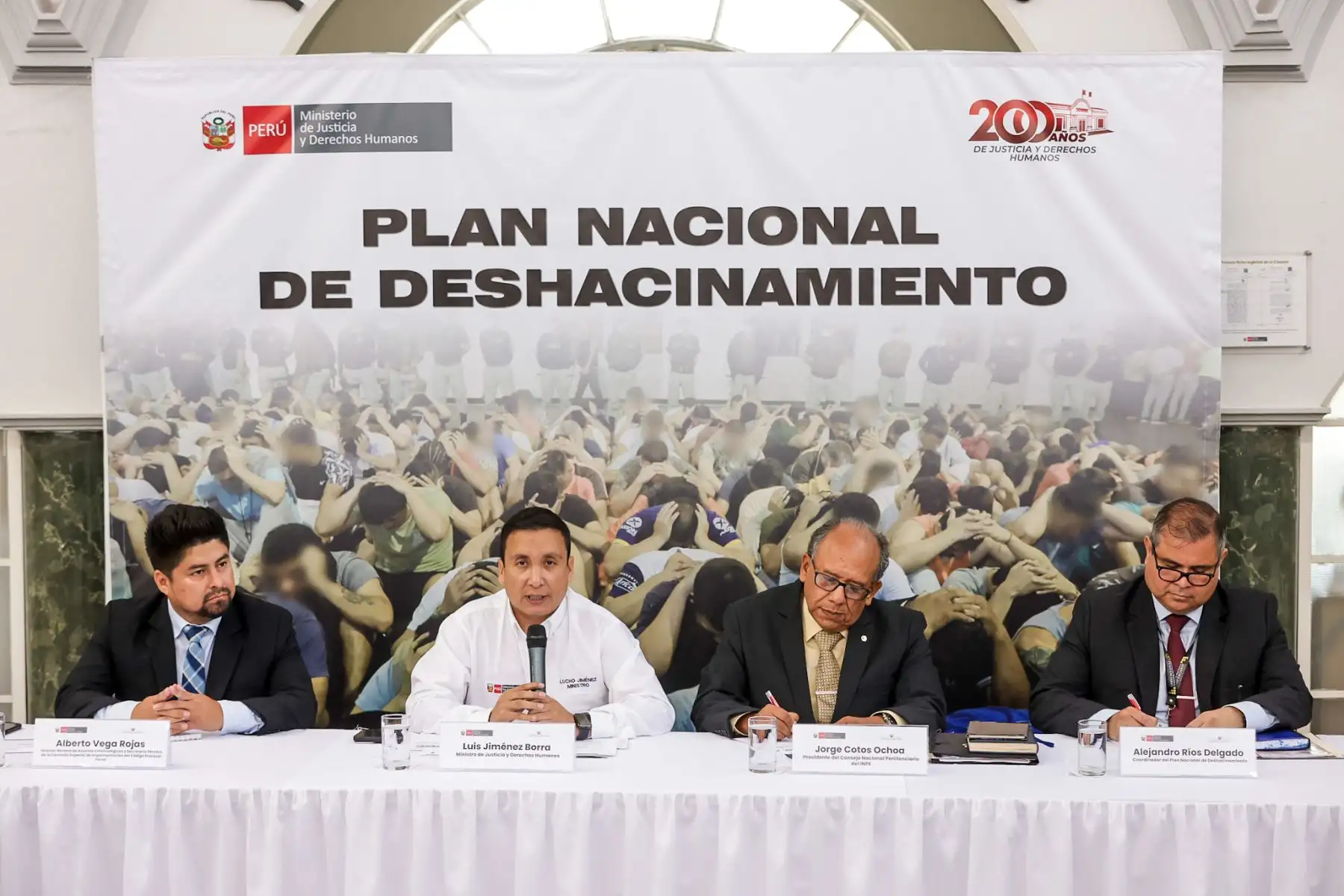 El ministro de Justicia y Derechos Humanos, Luis Jiménez Borra, presentó el Plan Nacional de Deshacinamiento con el objetivo de reducir la sobrepoblación penitenciaria y garantizar el orden y la seguridad en los penales del país. La iniciativa contempla la gestión eficiente de egresos de internos, el impulso de infraestructura y la incorporación de 500 nuevos agentes en coordinación con el INPE. Fotos: ANDINA/Luis Iparraguirre.