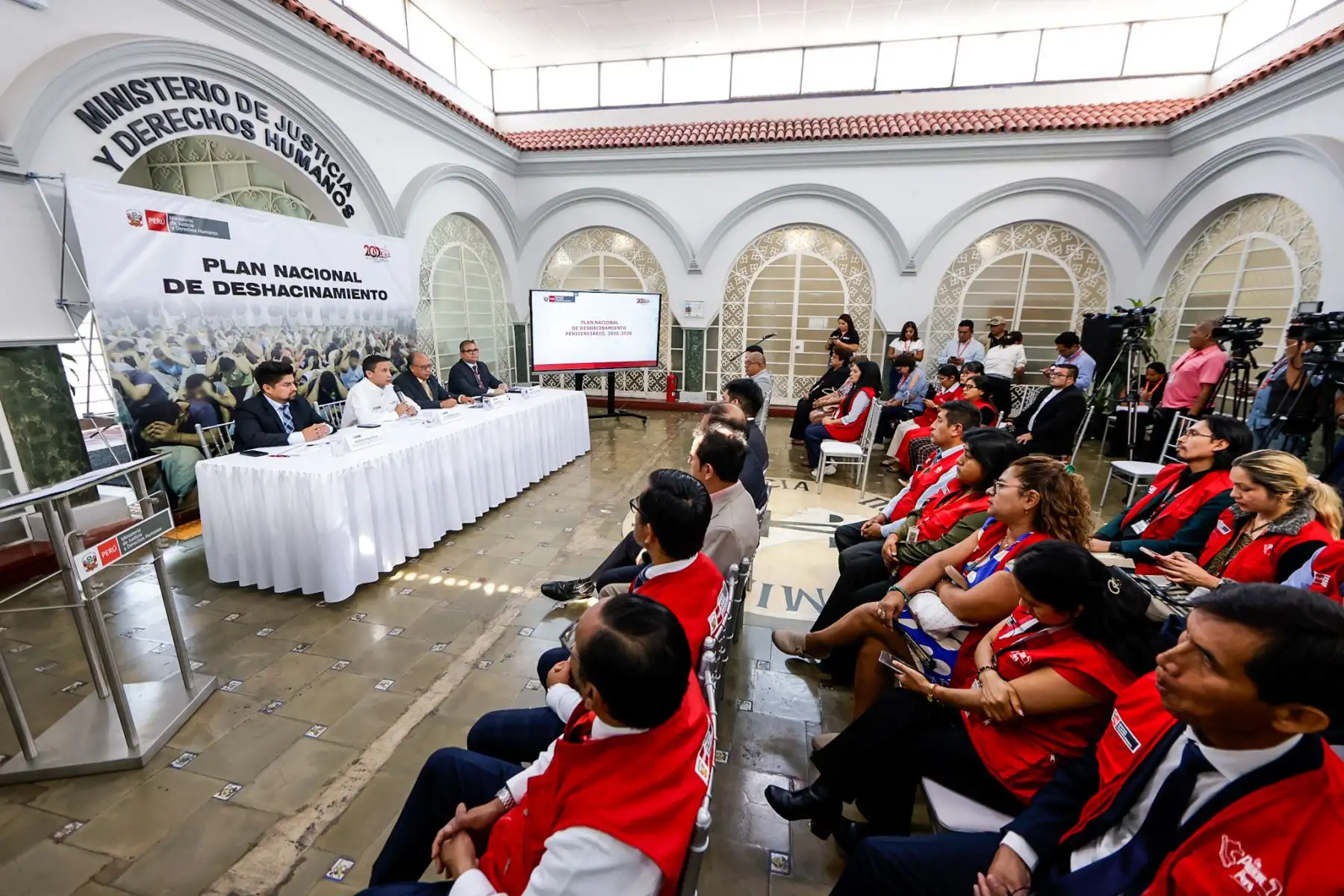 Representantes institucionales asisten al lanzamiento del Plan Nacional de Deshacinamiento, que contempla medidas integrales para el sistema penitenciario. Fotos: ANDINA/Luis Iparraguirre.