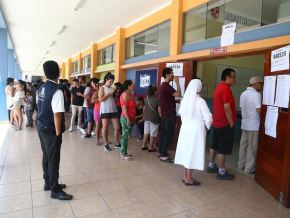 Personas forman fila en los exteriores de una mesa de votación. Foto: Foto: ANDINA