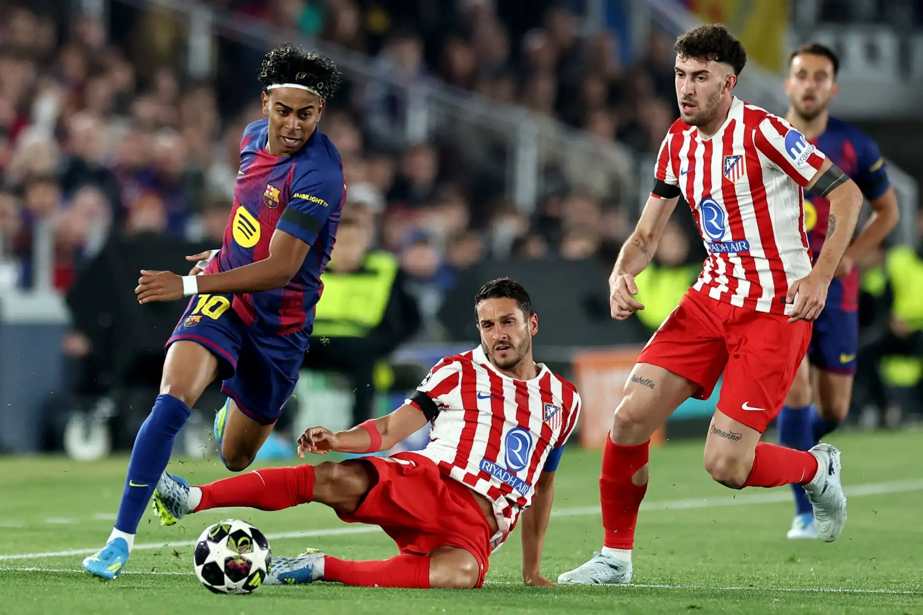 El delantero español del Barcelona, ​​Lamine Yamal, lucha por el balón con el centrocampista español del Atlético de Madrid, Koke, durante el partido de ida de los cuartos de final de la Liga de Campeones de la UEFA entre el FC Barcelona y el Club Atlético de Madrid en el estadio Camp Nou. Foto: AFP