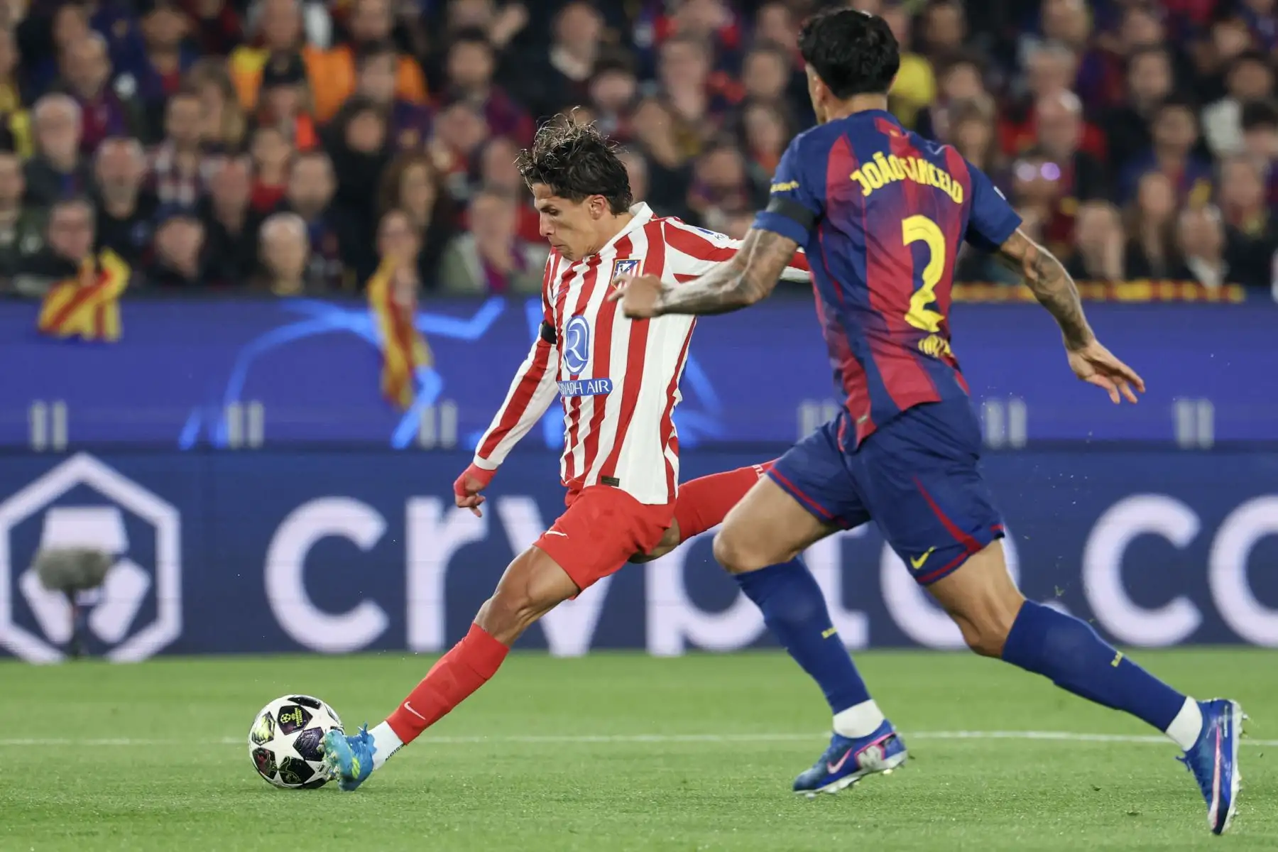 El delantero argentino del Atlético de Madrid, Giuliano Simeone, dispara el balón mientras el defensa portugués del Barcelona, ​​Joao Cancelo, lo desafía durante el partido de ida de los cuartos de final de la Liga de Campeones de la UEFA entre el FC Barcelona y el Club Atlético de Madrid en el estadio Camp Nou. Foto: AFP