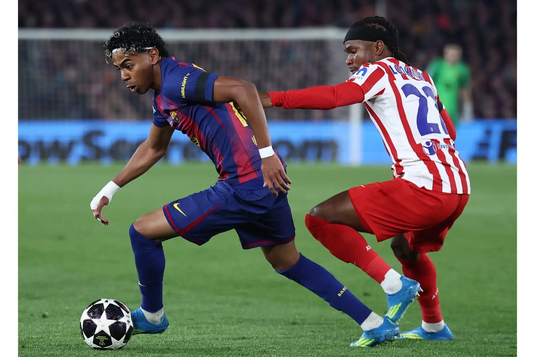 El delantero español del Barcelona, ​​Lamine Yamal, lucha por el balón con el delantero inglés del Atlético de Madrid, Ademola Lookman, durante el partido de ida de los cuartos de final de la Liga de Campeones de la UEFA entre el FC Barcelona y el Club Atlético de Madrid en el estadio Camp Nou. Foto: AFP