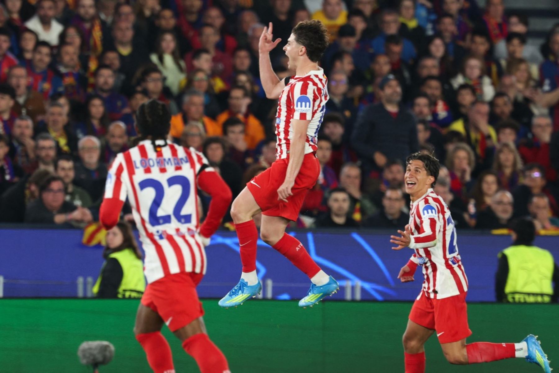 El delantero argentino del Atlético de Madrid, Julian Álvarez, celebra el primer gol de su equipo durante el partido de ida de los cuartos de final de la Liga de Campeones de la UEFA entre el FC Barcelona y el Club Atlético de Madrid en el estadio Camp Nou. Foto: AFP