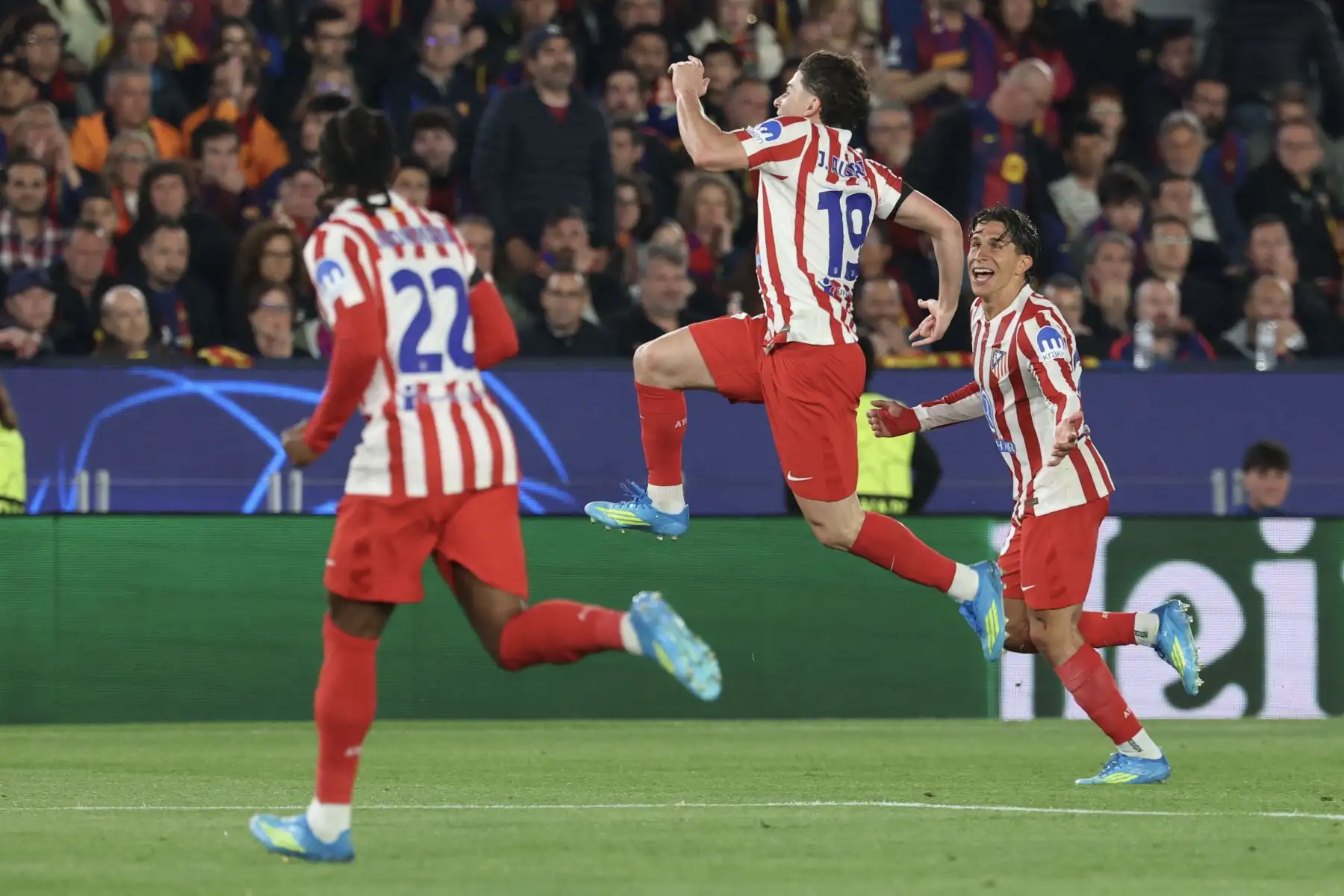El delantero argentino del Atlético de Madrid, Julian Álvarez, celebra el primer gol de su equipo durante el partido de ida de los cuartos de final de la Liga de Campeones de la UEFA entre el FC Barcelona y el Club Atlético de Madrid en el estadio Camp Nou. Foto: AFP