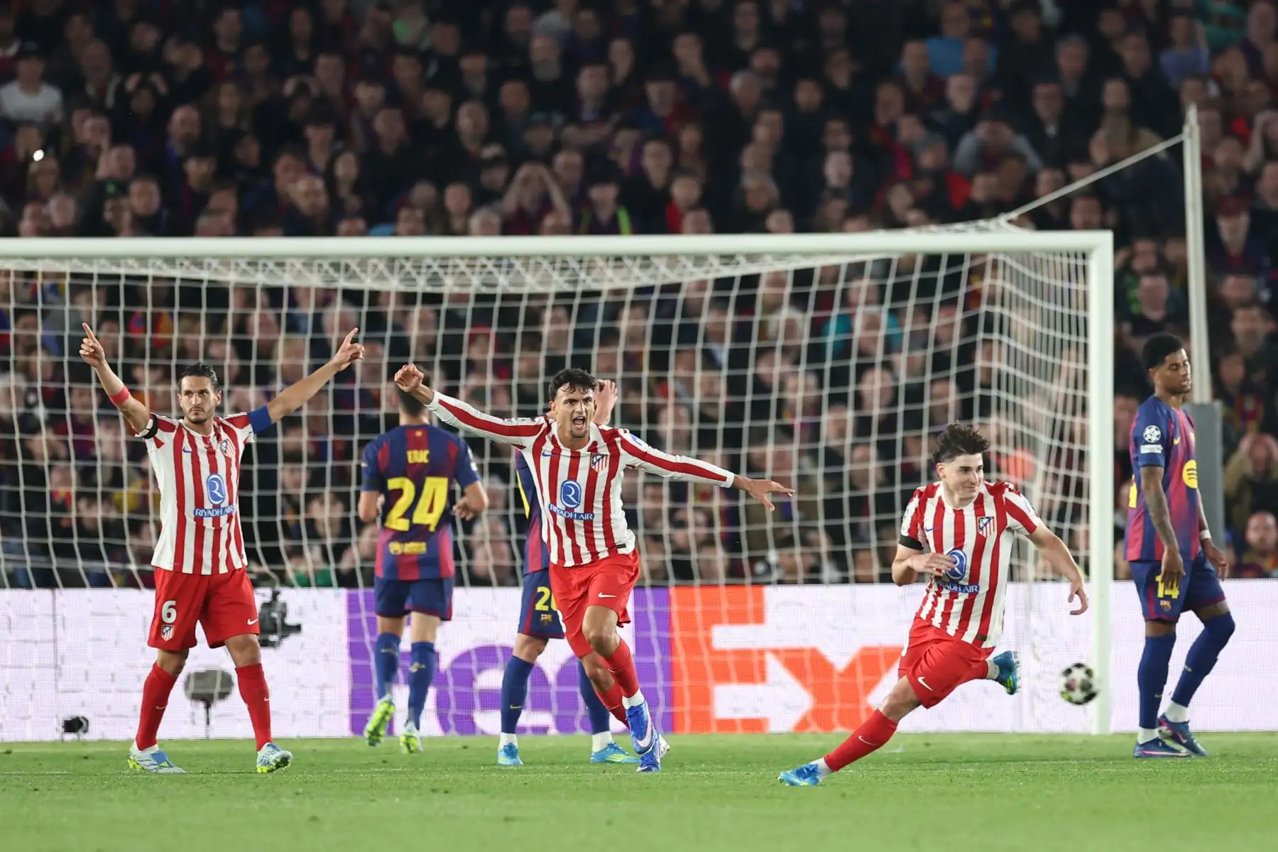 El delantero argentino del Atlético de Madrid, Julian Álvarez, celebra el primer gol de su equipo durante el partido de ida de los cuartos de final de la Liga de Campeones de la UEFA entre el FC Barcelona y el Club Atlético de Madrid en el estadio Camp Nou. Foto: AFP