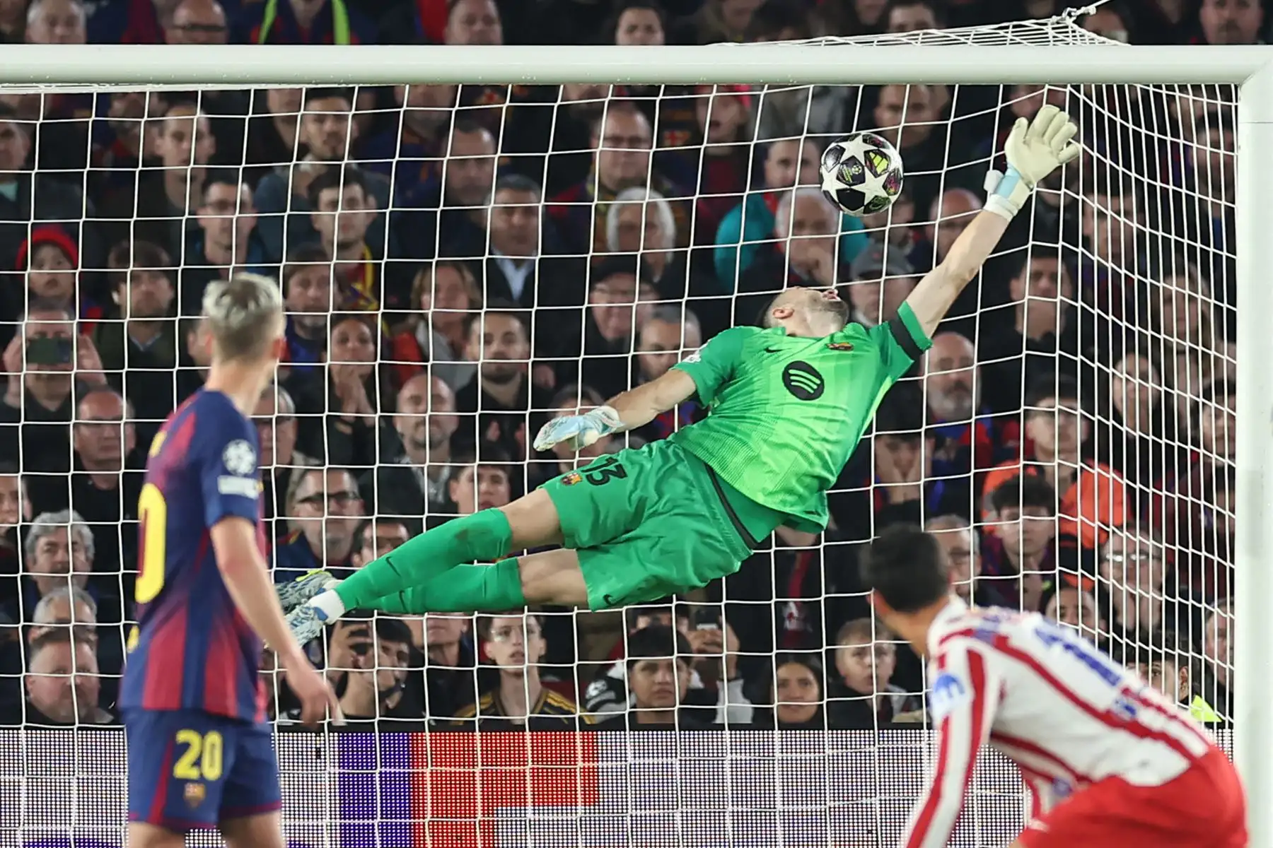 El delantero argentino del Atlético de Madrid, Julian Álvarez, anota el primer gol de su equipo superando al portero español del Barcelona, ​​Joan García, durante el partido de ida de los cuartos de final de la Liga de Campeones de la UEFA entre el FC Barcelona y el Club Atlético de Madrid en el estadio Camp Nou. Foto: AFP