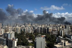 El humo se eleva desde un lugar bombardeado por Israel, en Beirut el 8 de abril de 2026. Foto: AFP.