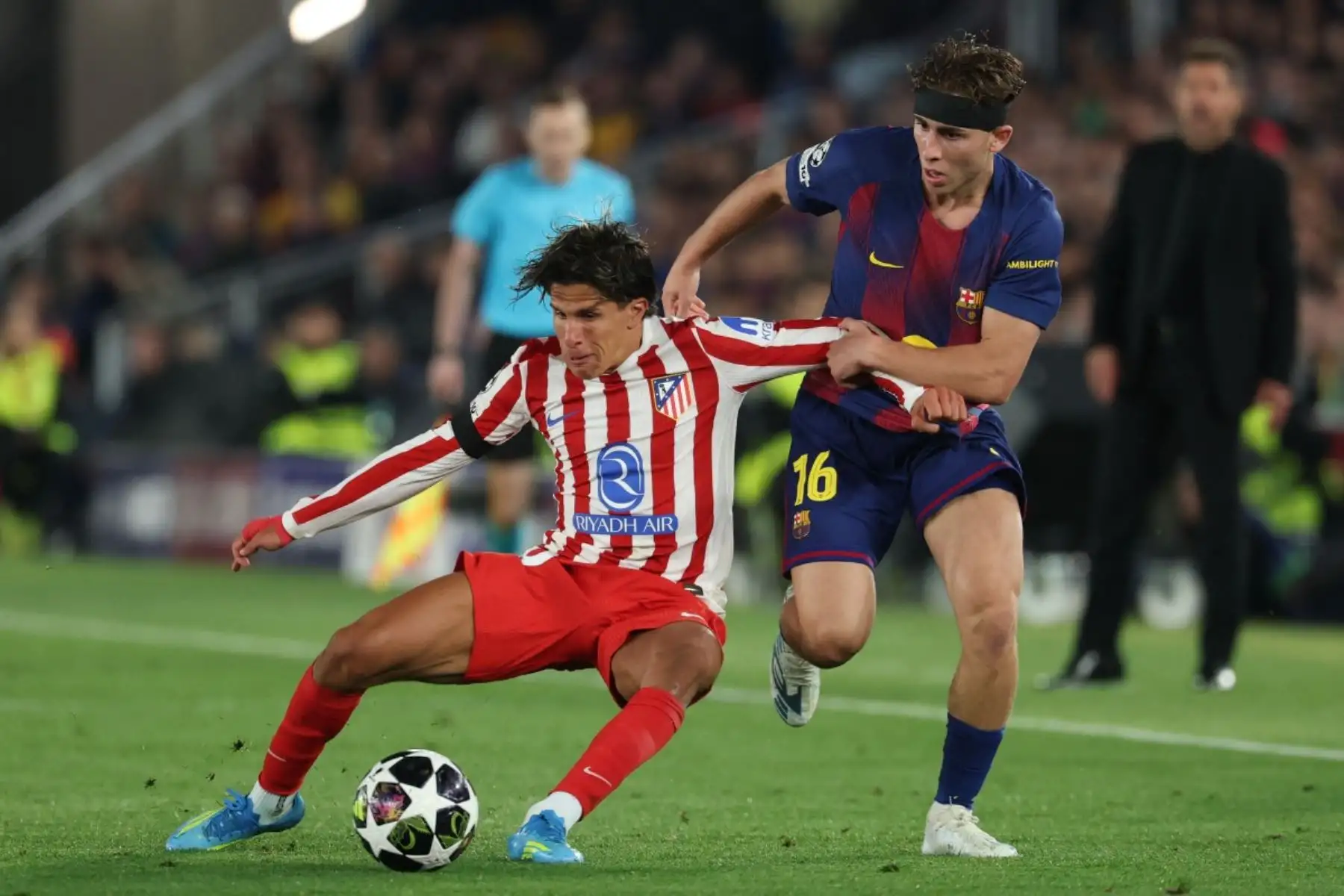 El delantero argentino del Atlético de Madrid, Giuliano Simeone  disputa el balón con el centrocampista español del Barcelona, ​​Fermín López,  durante el partido de ida de los cuartos de final de la Liga de Campeones de la UEFA entre el FC Barcelona y el Club Atlético de Madrid. Foto:AFP