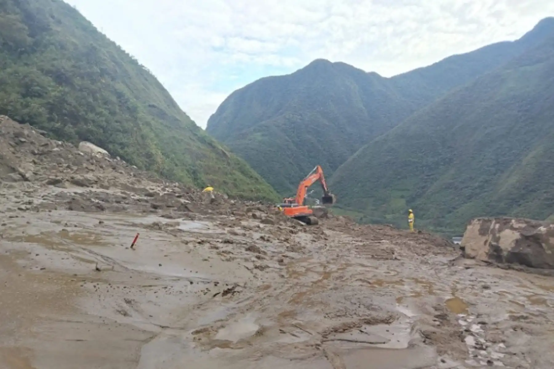 Vía interoceánica Cusco-Madre de Dios bloqueada por deslizamiento de lodo, tierra y rocas