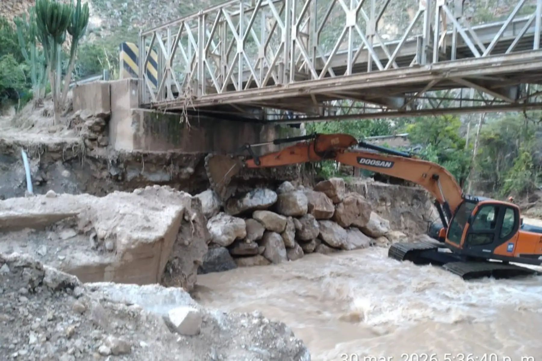 Áncash: MTC responde a emergencia por riesgo de colapso del puente Alpash debido a huaico