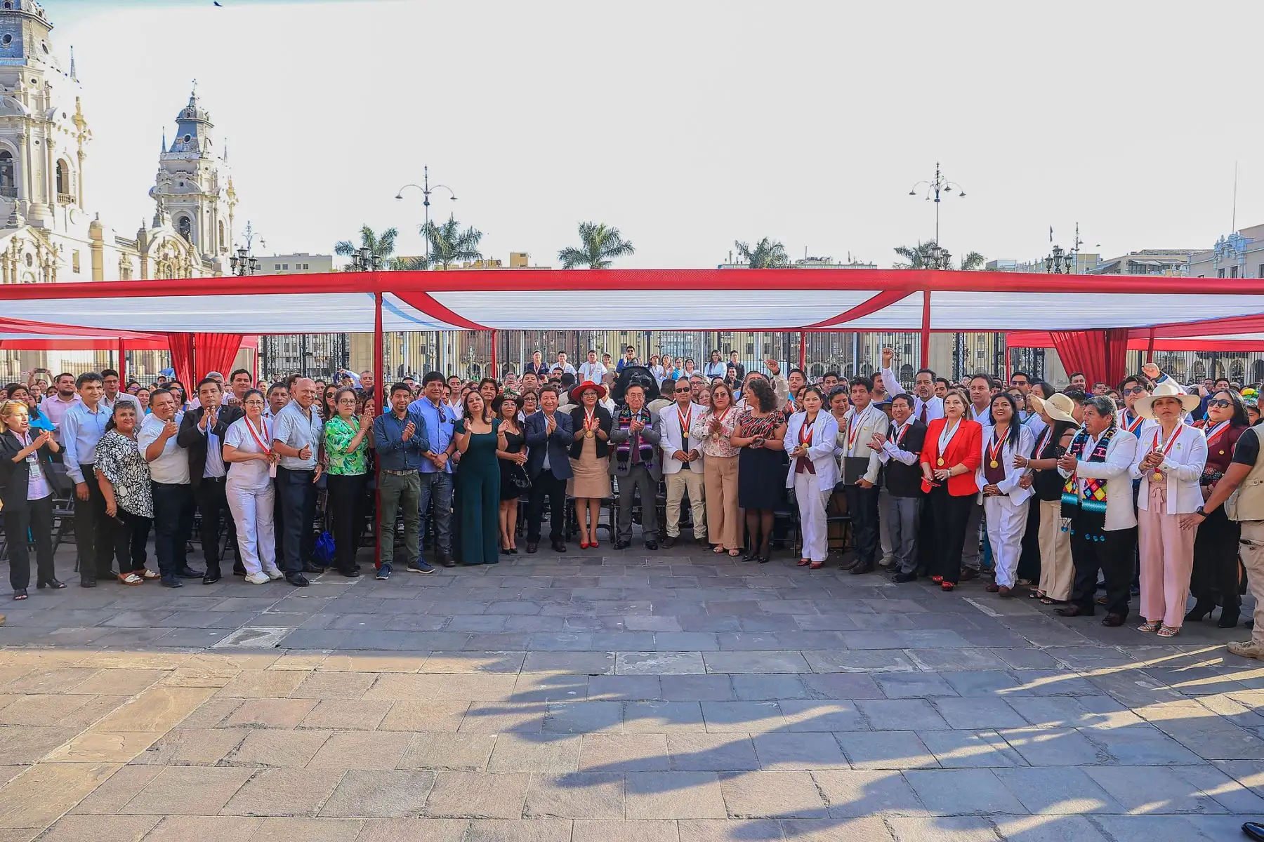 El presidente José María Balcázar recibió esta tarde en Palacio de Gobierno a trabajadores del sector salud del régimen CAS COVID, tras la promulgación de la Ley N.° 32568, que reconoce y nombra a quienes estuvieron en la primera línea durante la emergencia sanitaria. Foto: ANDINA/Prensa Presidencia