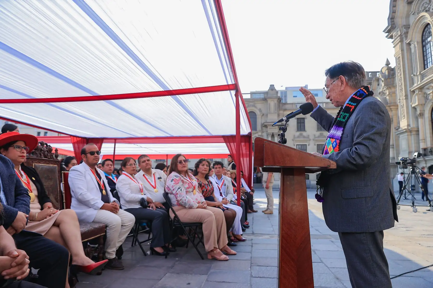 El presidente José María Balcázar recibió esta tarde en Palacio de Gobierno a trabajadores del sector salud del régimen CAS COVID, tras la promulgación de la Ley N.° 32568, que reconoce y nombra a quienes estuvieron en la primera línea durante la emergencia sanitaria. Foto: ANDINA/Prensa Presidencia