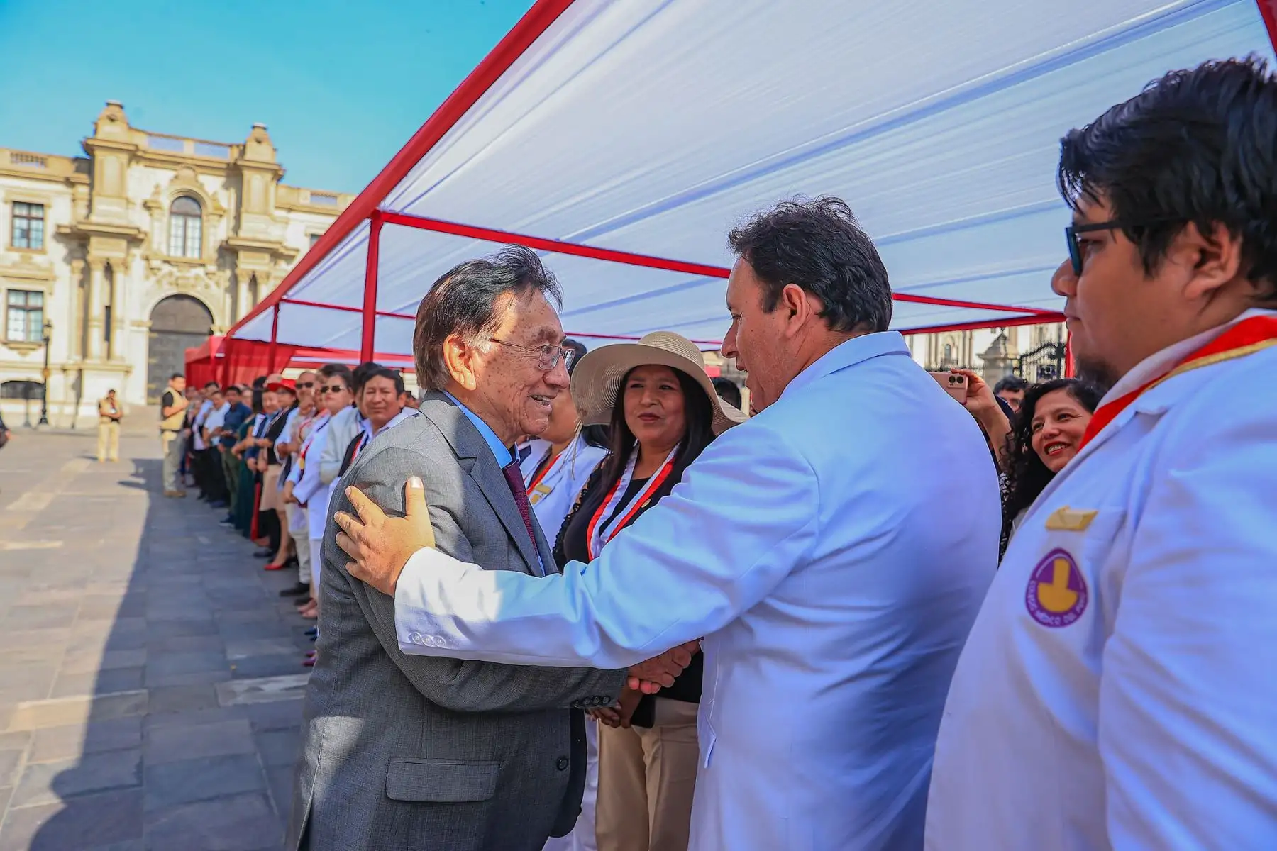 El presidente José María Balcázar recibió esta tarde en Palacio de Gobierno a trabajadores del sector salud del régimen CAS COVID, tras la promulgación de la Ley N.° 32568, que reconoce y nombra a quienes estuvieron en la primera línea durante la emergencia sanitaria. Foto: ANDINA/Prensa Presidencia