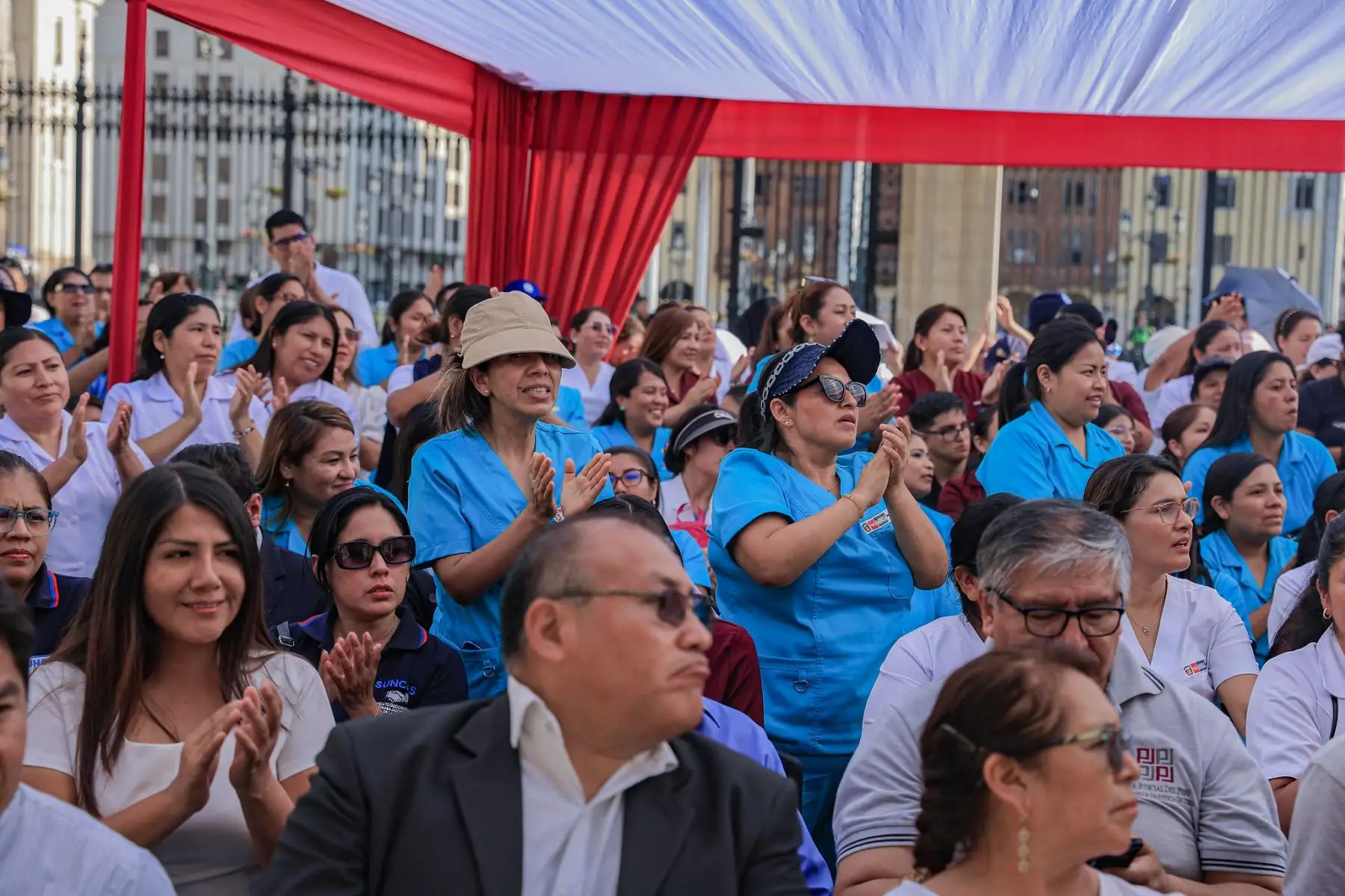 El presidente José María Balcázar recibió esta tarde en Palacio de Gobierno a trabajadores del sector salud del régimen CAS COVID, tras la promulgación de la Ley N.° 32568, que reconoce y nombra a quienes estuvieron en la primera línea durante la emergencia sanitaria. Foto: ANDINA/Prensa Presidencia