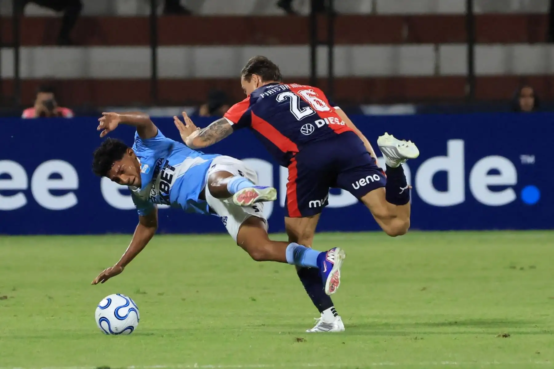El delantero del Sporting Cristal, Maxloren Castro, y el mediocampista  del Cerro Porteño, Robert Piris da Motta, luchan por el balón durante el partido de la fase de grupos de la Copa Libertadores entre el Sporting Cristal de Perú y el Cerro Porteño de Paraguay. AFP