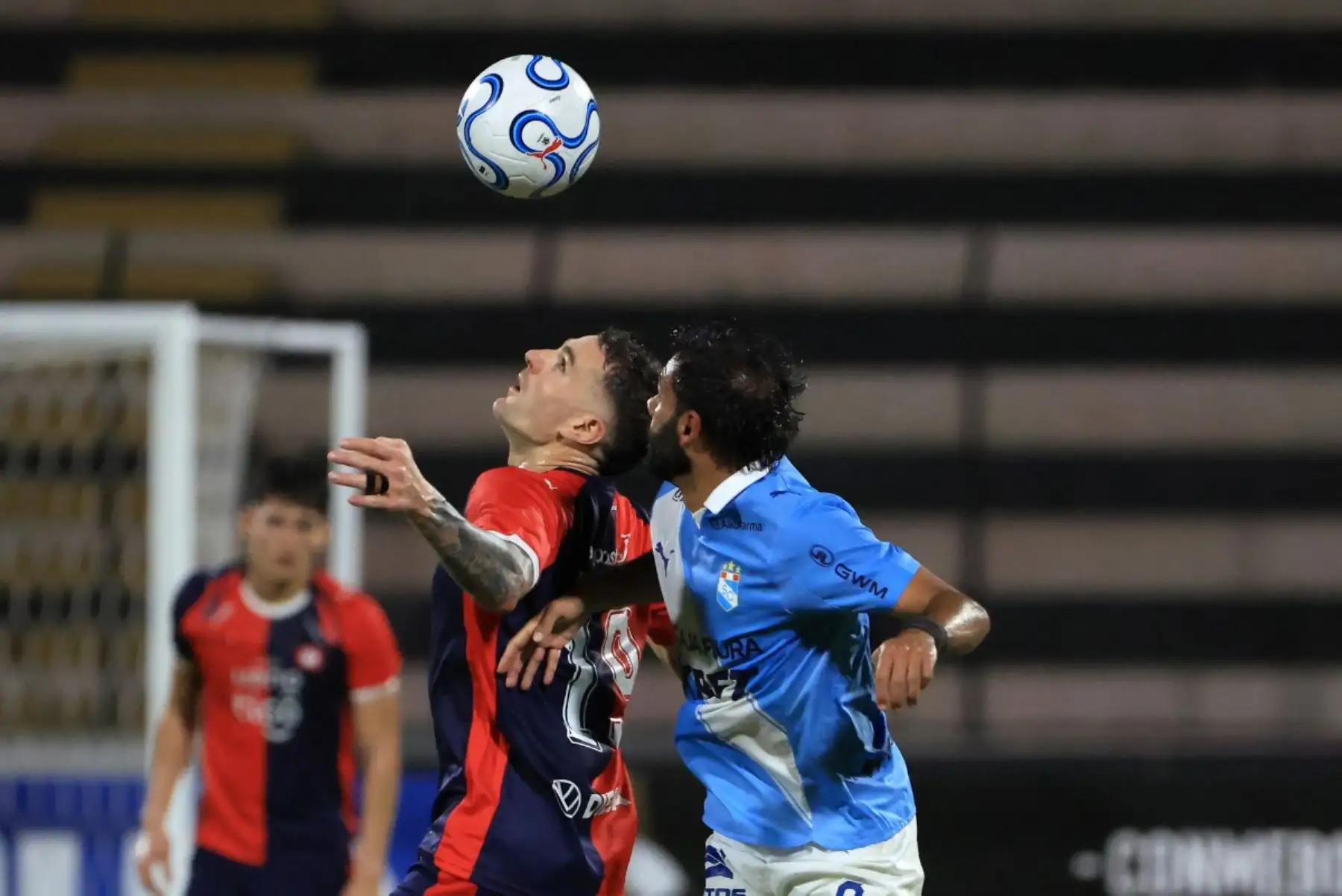 El delantero de Cerro Porteno, Pablo Vegetti, y el mediocampista uruguayo de Sporting Cristal Leandro Sosa luchan por el balón durante el partido de fútbol de la fase de grupos de la Copa Libertadores entre Sporting Cristal de Perú y Cerro Porteno de Paraguay. AFP