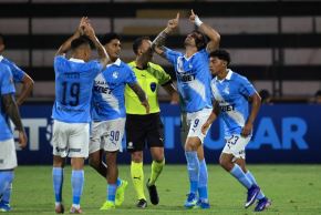 El brasileño Vizeu eleva sus brazos hacia el cielo tras marcar el 1-0 a favor del Sporting Cristal. Foto: AFP