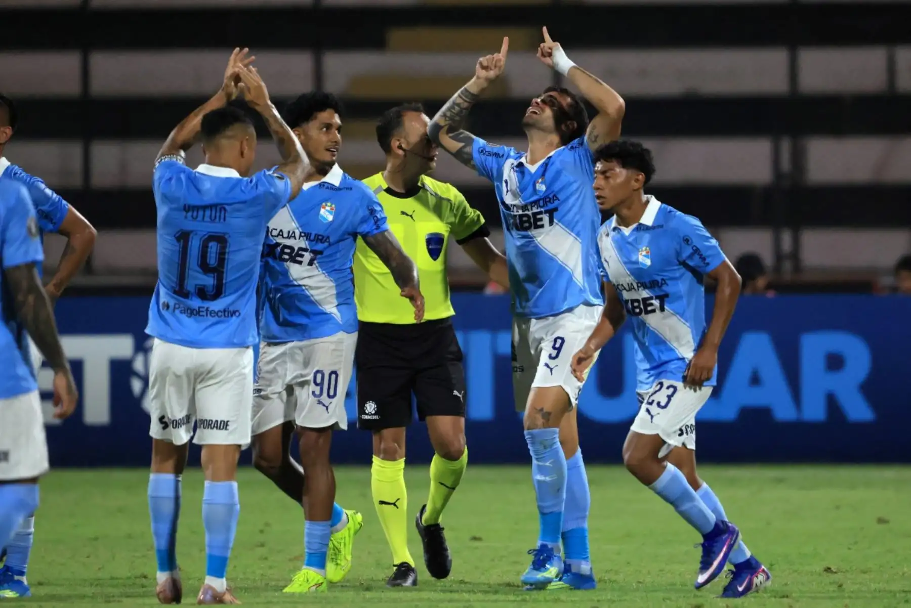 El delantero brasileño del Sporting Cristal, Felipe Vizeu  celebra con sus compañeros tras marcar el primer gol durante el partido de la fase de grupos de la Copa Libertadores entre el Sporting Cristal de Perú y el Cerro Porteño de Paraguay. AFP