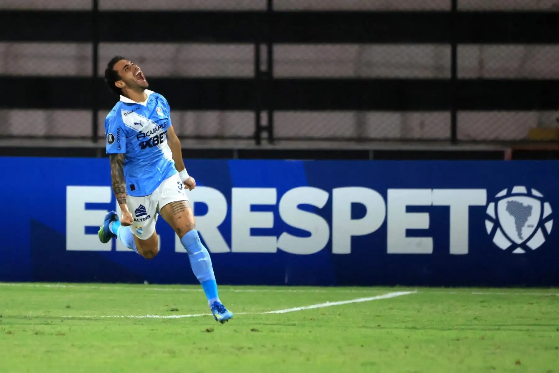 El delantero brasileño del Sporting Cristal, Felipe Vizeu , celebra el primer gol durante el partido de la fase de grupos de la Copa Libertadores entre el Sporting Cristal de Perú y el Cerro Porteño de Paraguay. AFP