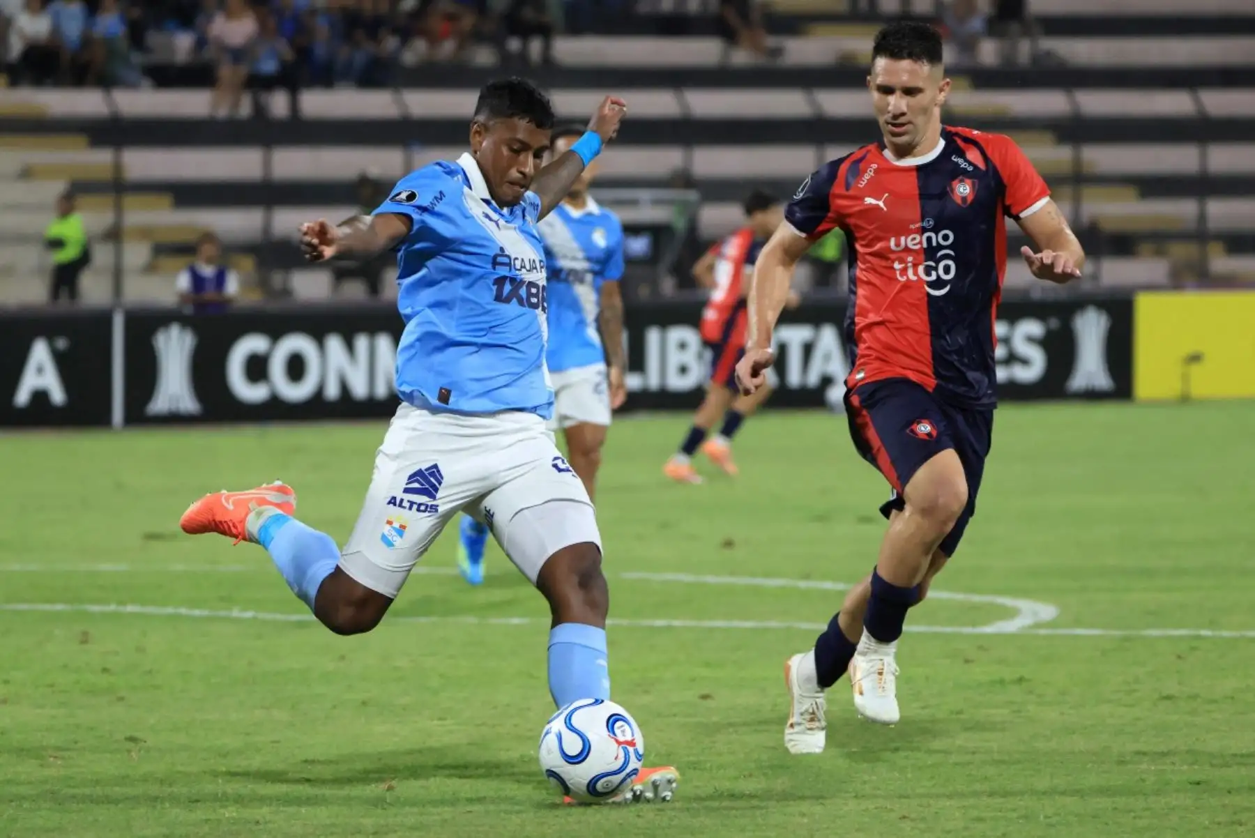 El defensor de Sporting Cristal  Miguel Araujo y el delantero de Cerro Porteno Edgar Raúl Páez Torales  luchan por el balón durante el partido de fútbol de la fase de grupos de la Copa Libertadores entre Sporting Cristal de Perú y Cerro Porteno de Paraguay. AFP