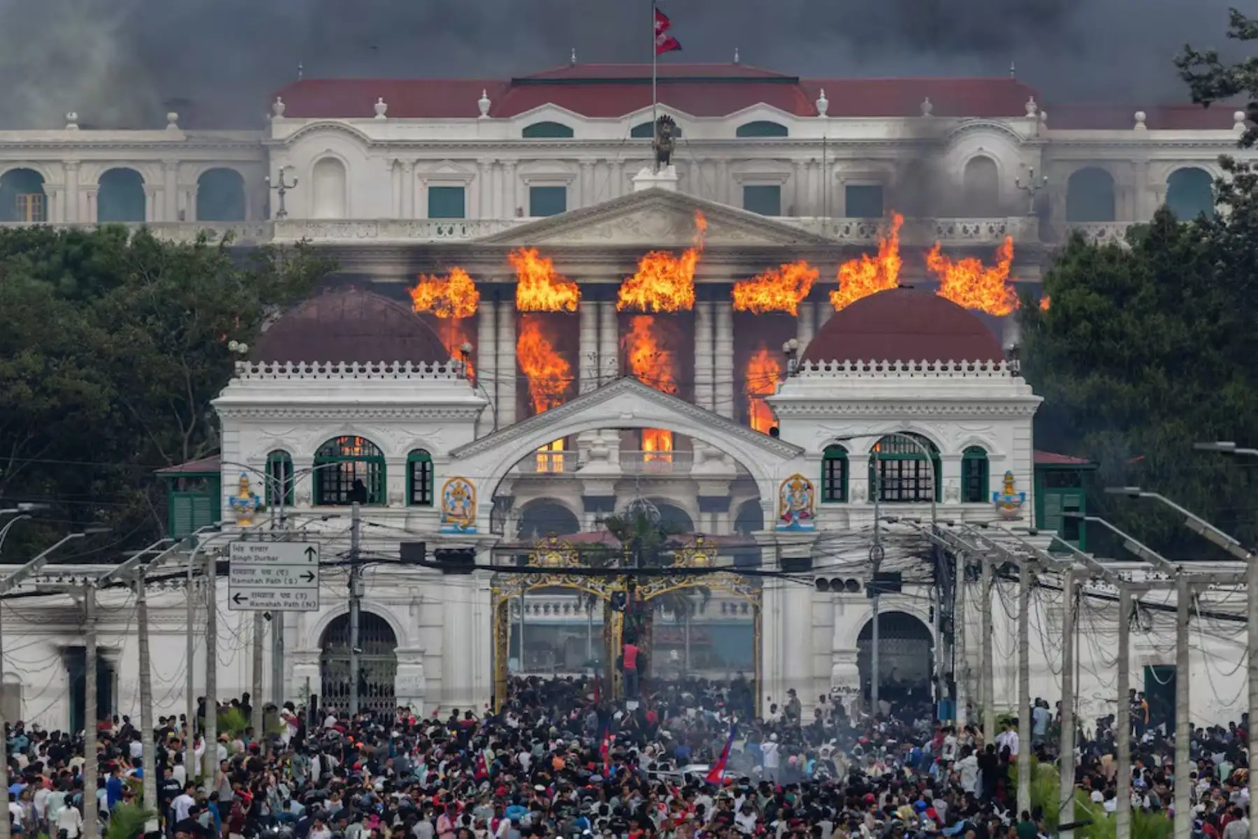 El fuego y el humo envuelven el Singha Durbar después de que los manifestantes irrumpieran en el complejo gubernamental y le prendieran fuego durante unas violentas manifestaciones. Katmandú, Nepa. Foto: Narendra Shrestha